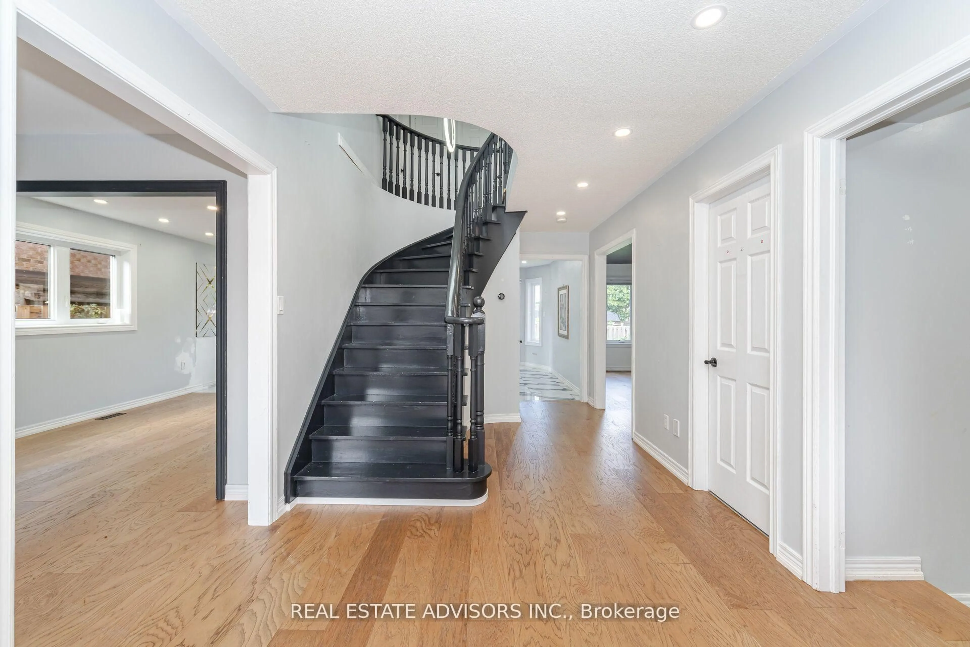 Indoor entryway for 186 Ferndale Dr, Barrie Ontario L4N 8A1