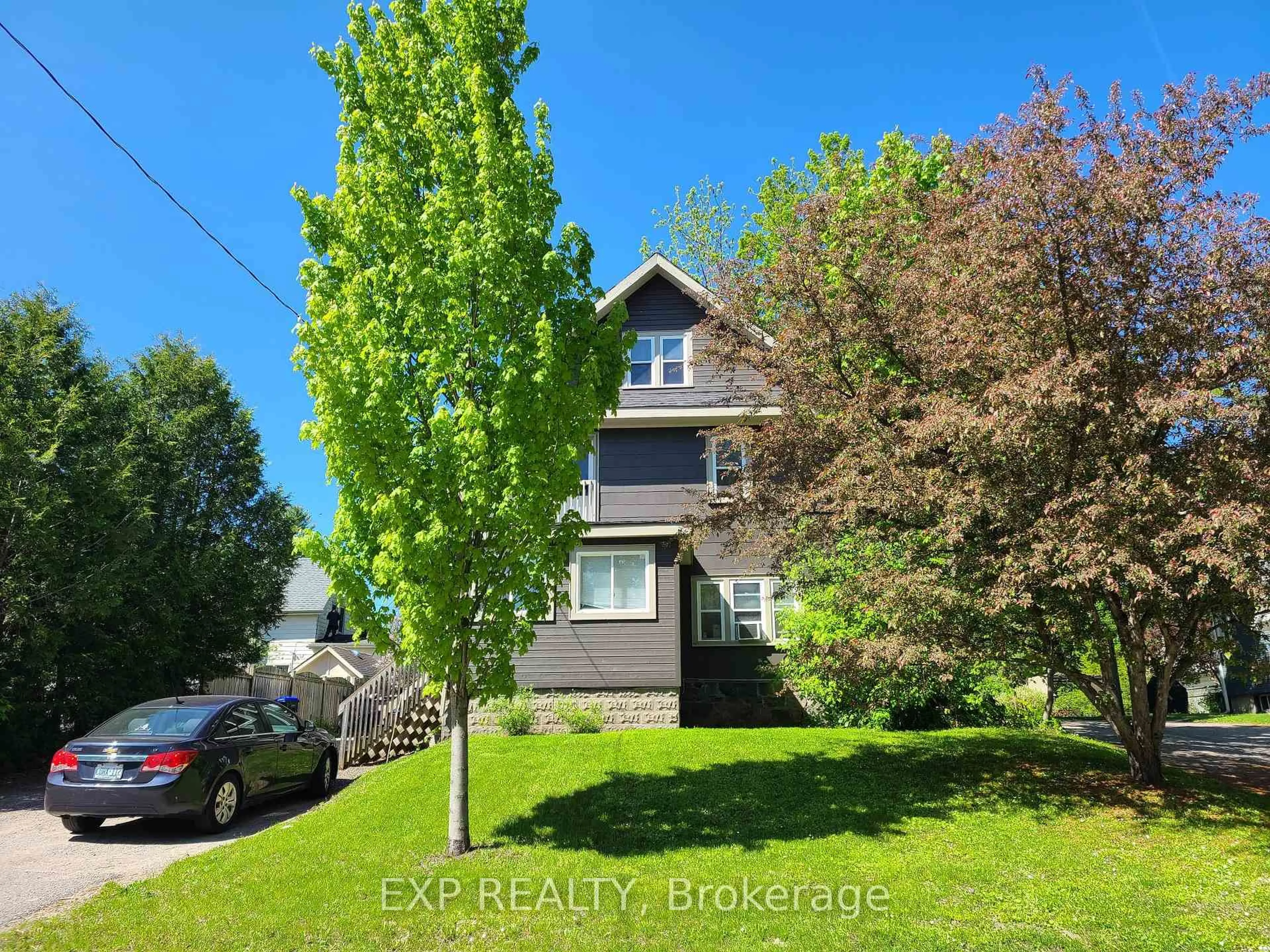 A pic from outside/outdoor area/front of a property/back of a property/a pic from drone, street for 436 Queen St, Midland Ontario L4R 3J1