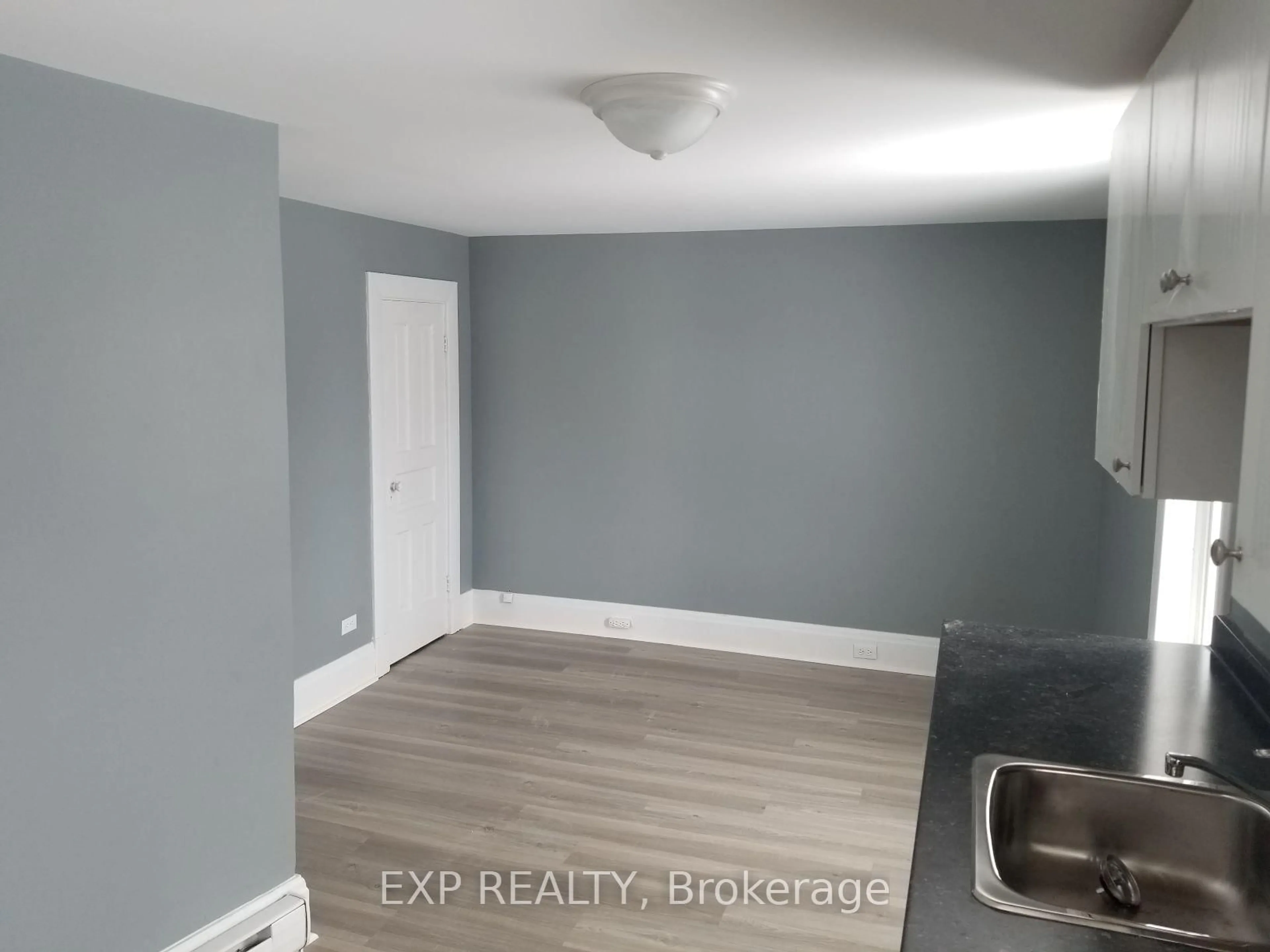 A pic of a room for 436 Queen St, Midland Ontario L4R 3J1