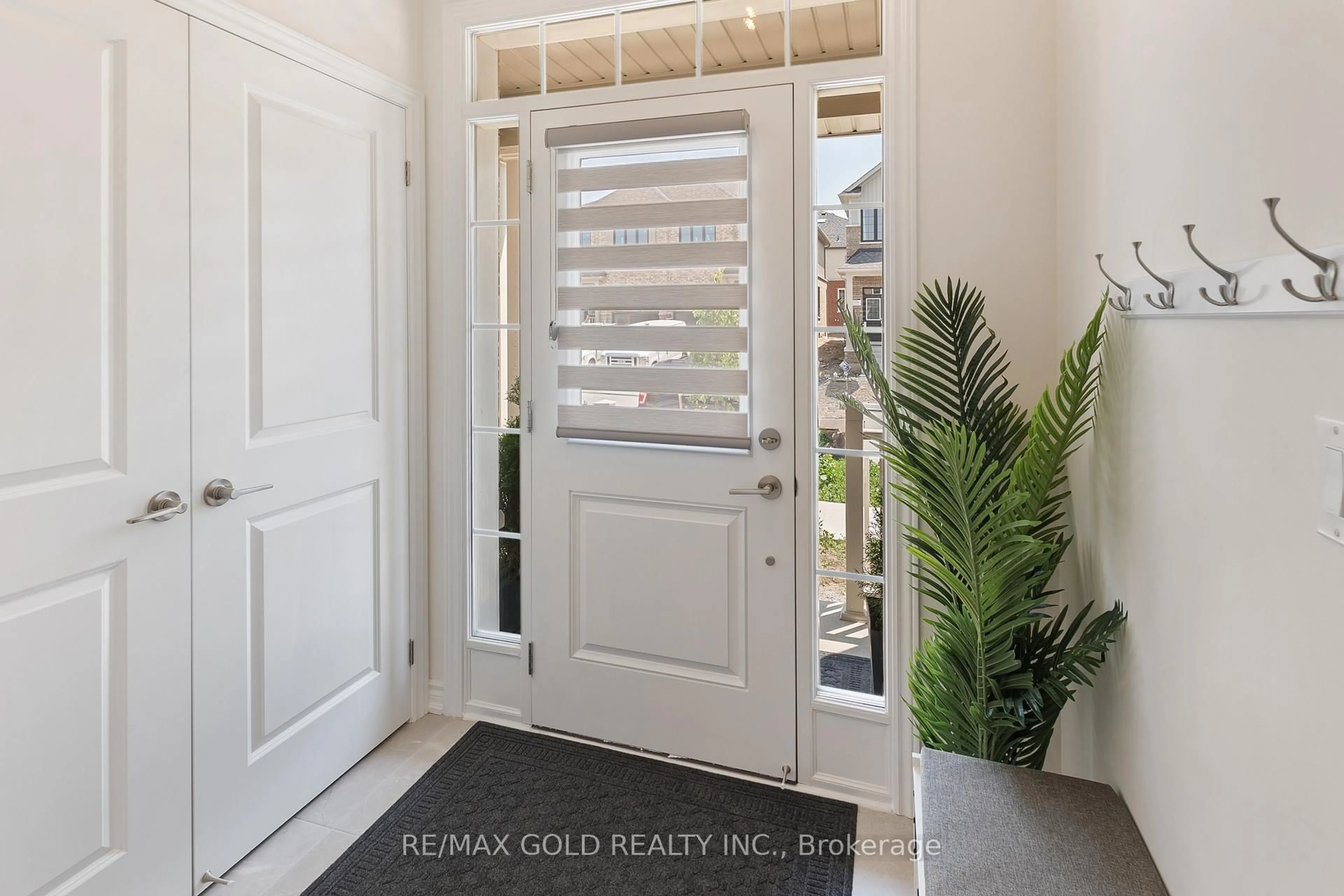 Indoor entryway for 91 Phoenix Blvd, Barrie Ontario L9S 2Z5