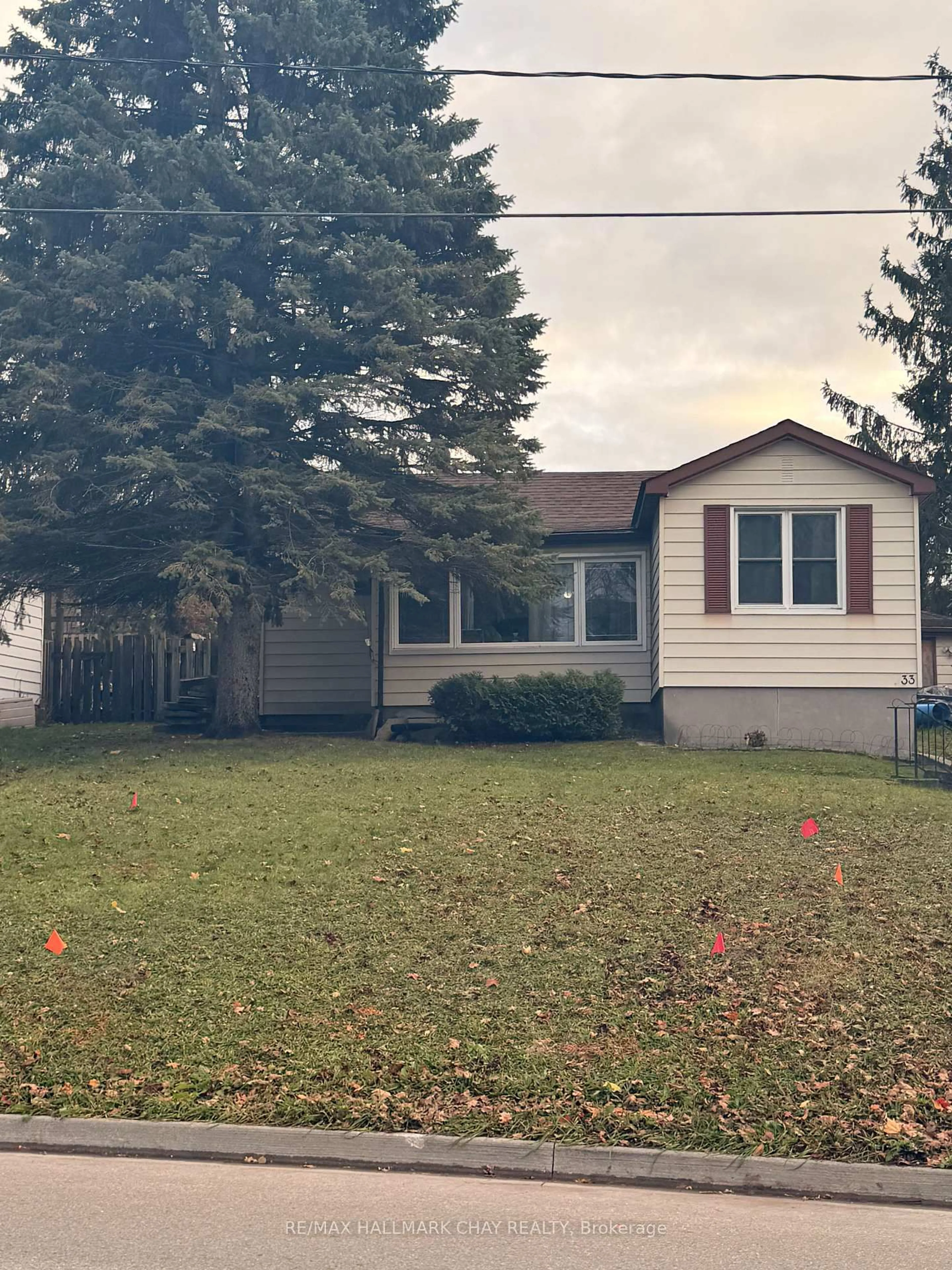 Home with vinyl exterior material, street for 33 Baldwin Lane, Barrie Ontario L4N 2W2