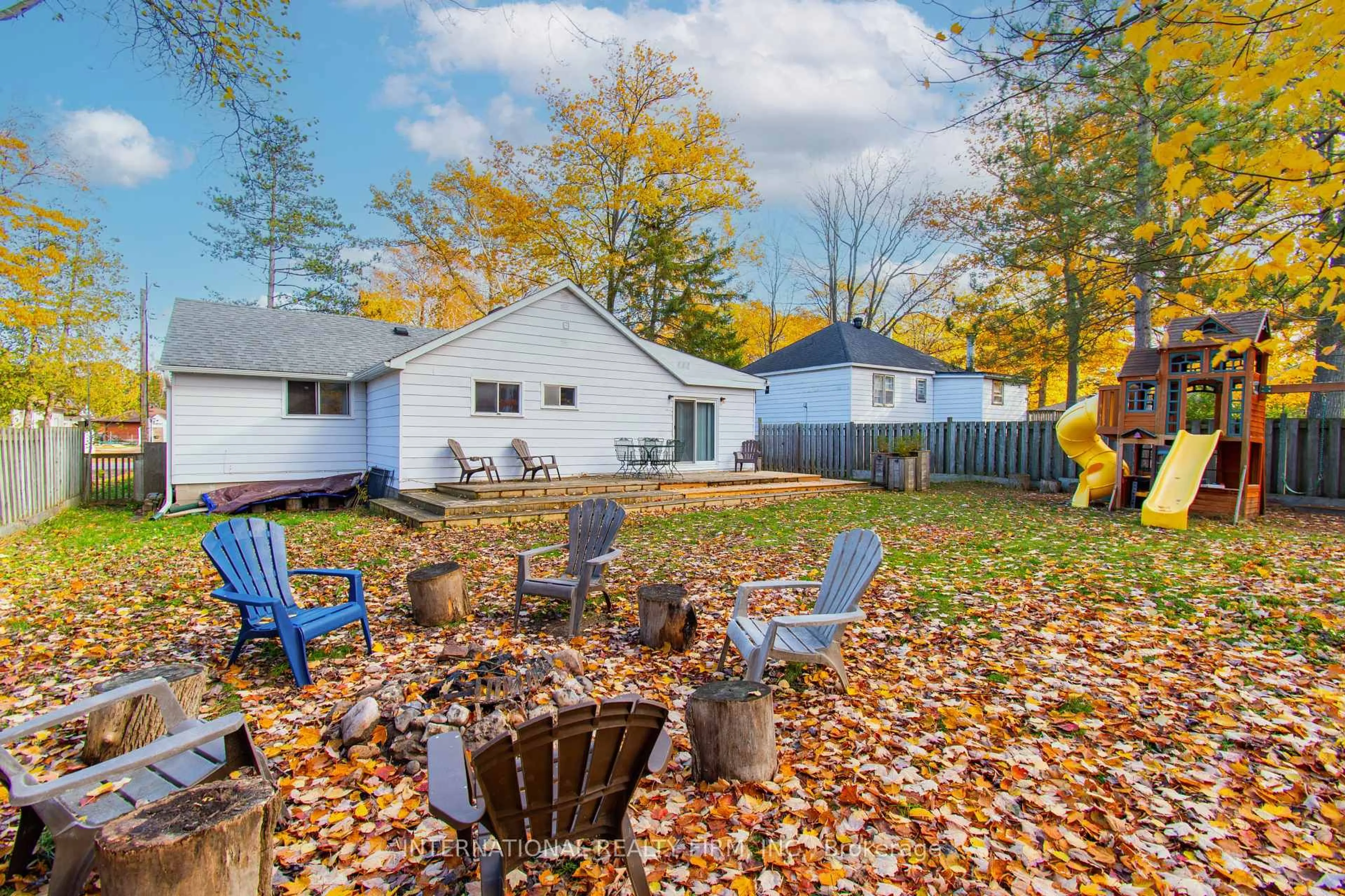 Patio, unknown for 98 33rd St, Wasaga Beach Ontario L9Z 2B9