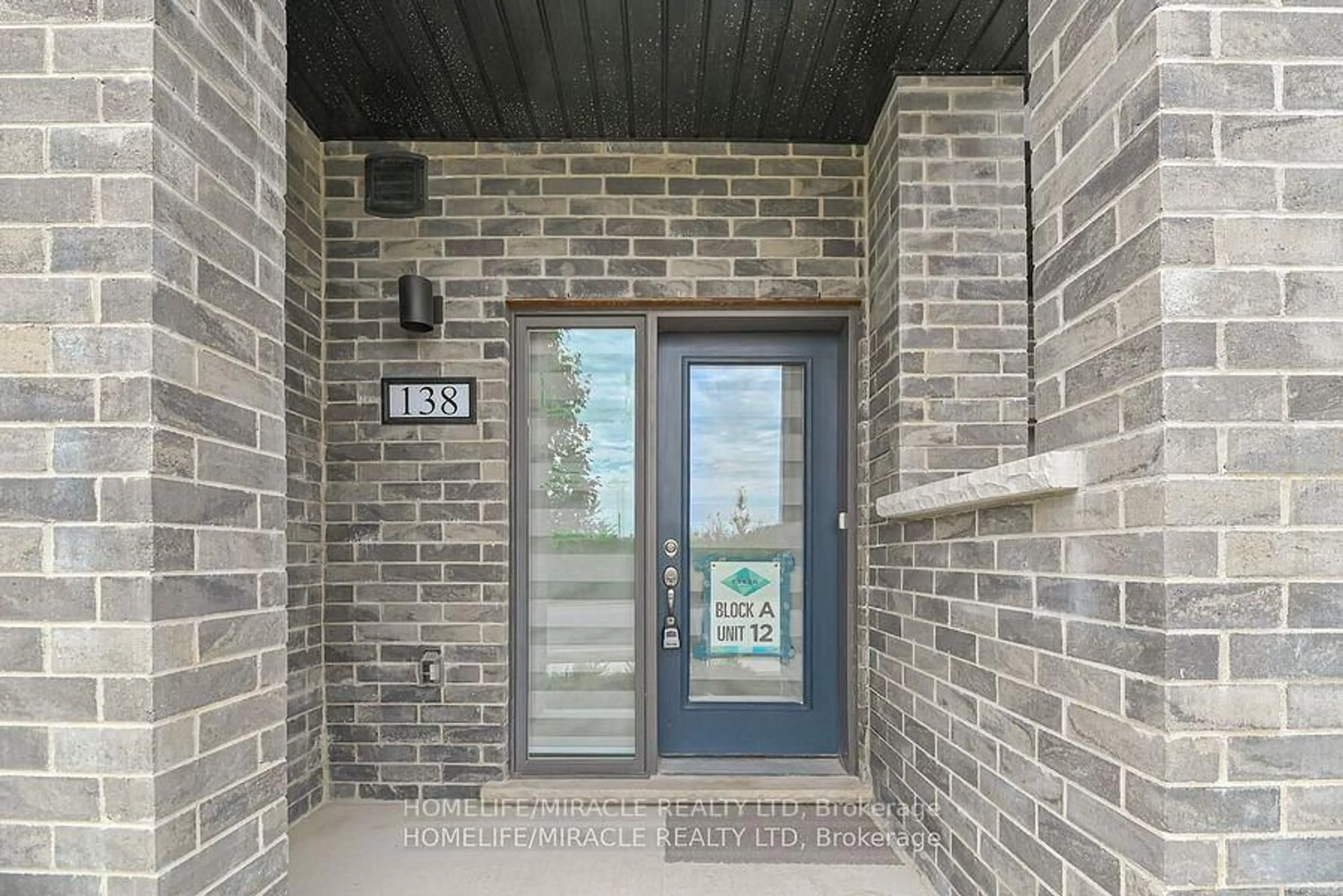 Indoor entryway for 138 Elgin St, Orillia Ontario L3V 8P7