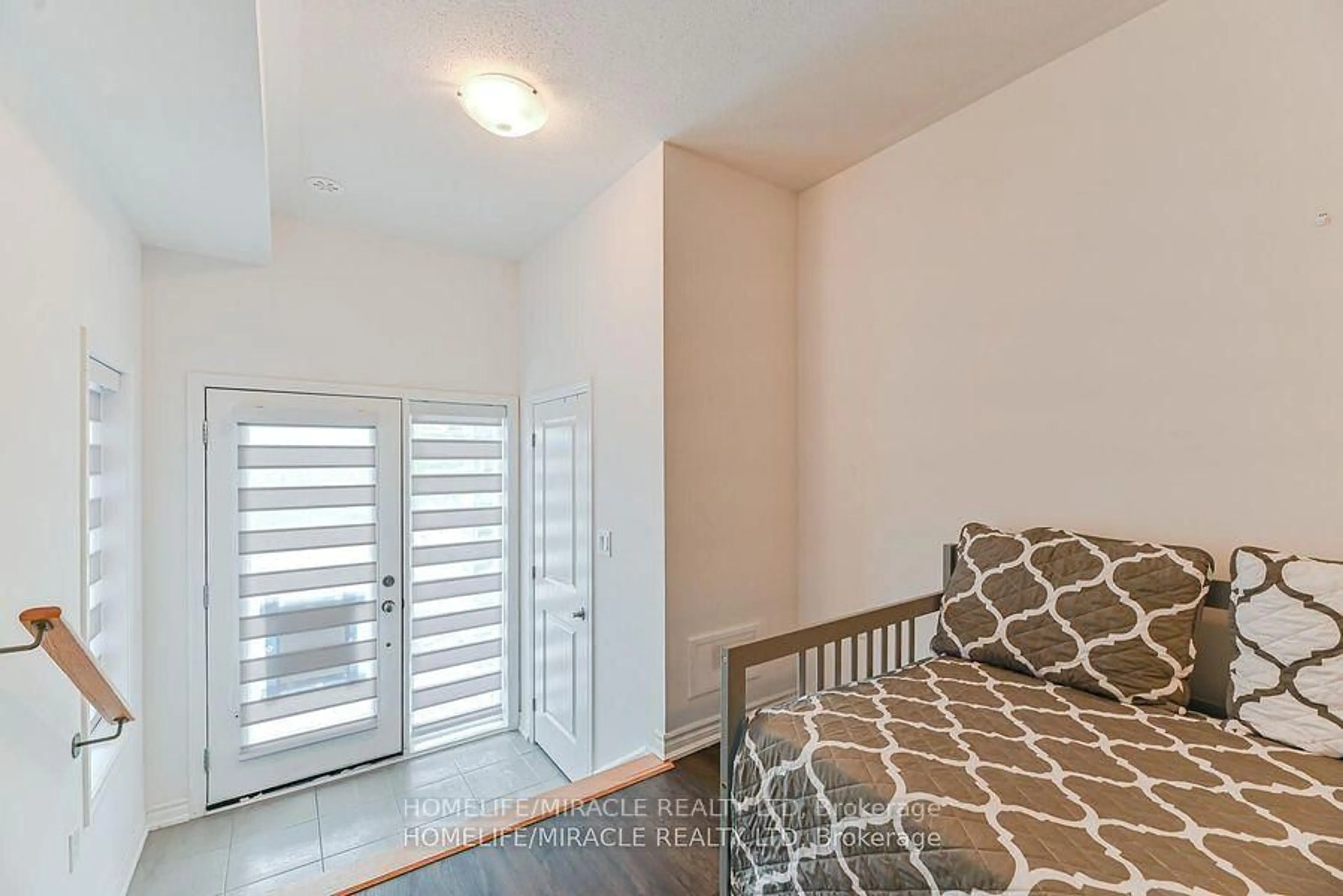 Indoor entryway for 138 Elgin St, Orillia Ontario L3V 8P7