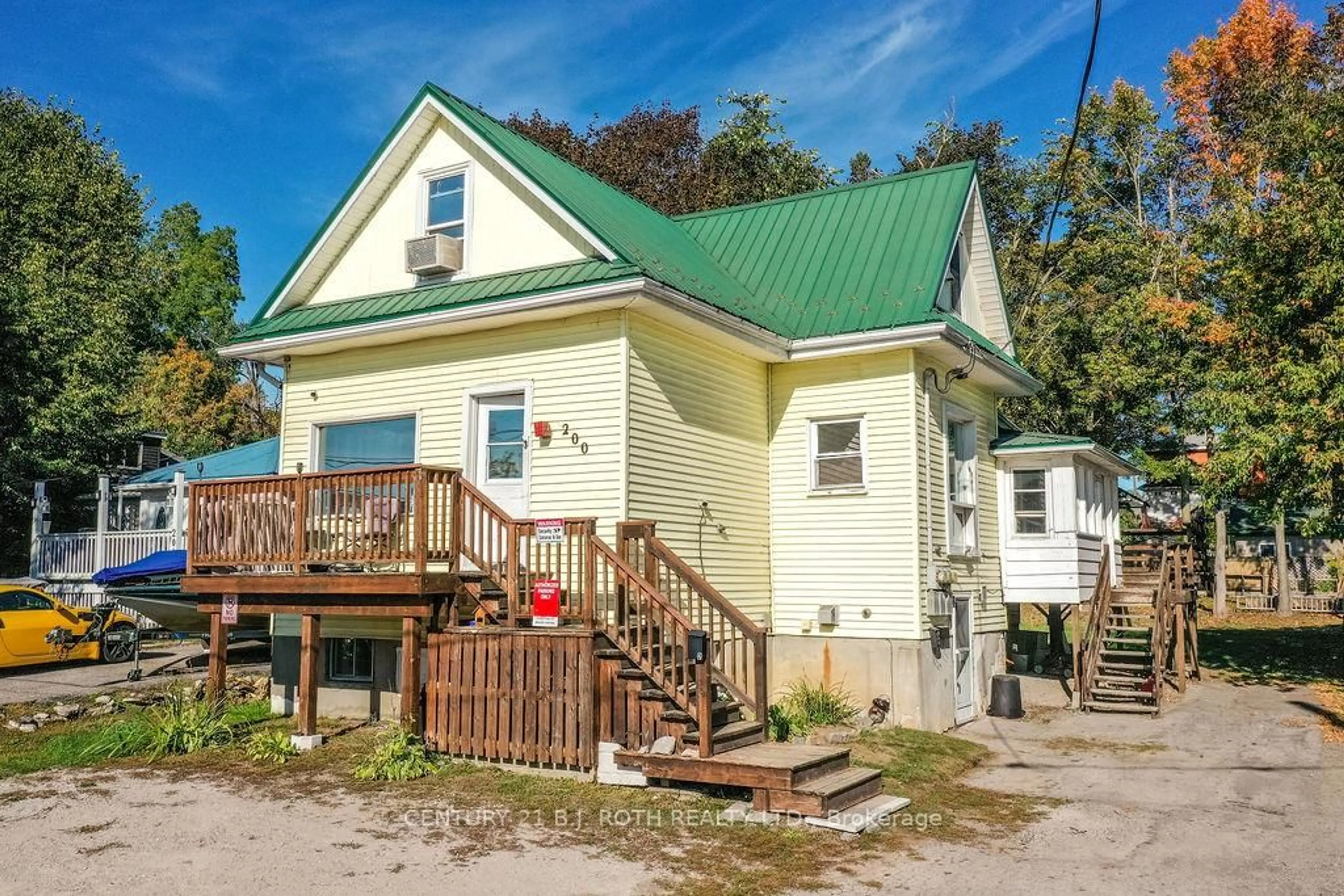 Home with vinyl exterior material, street for 200 Edward St, Orillia Ontario L3V 2X4