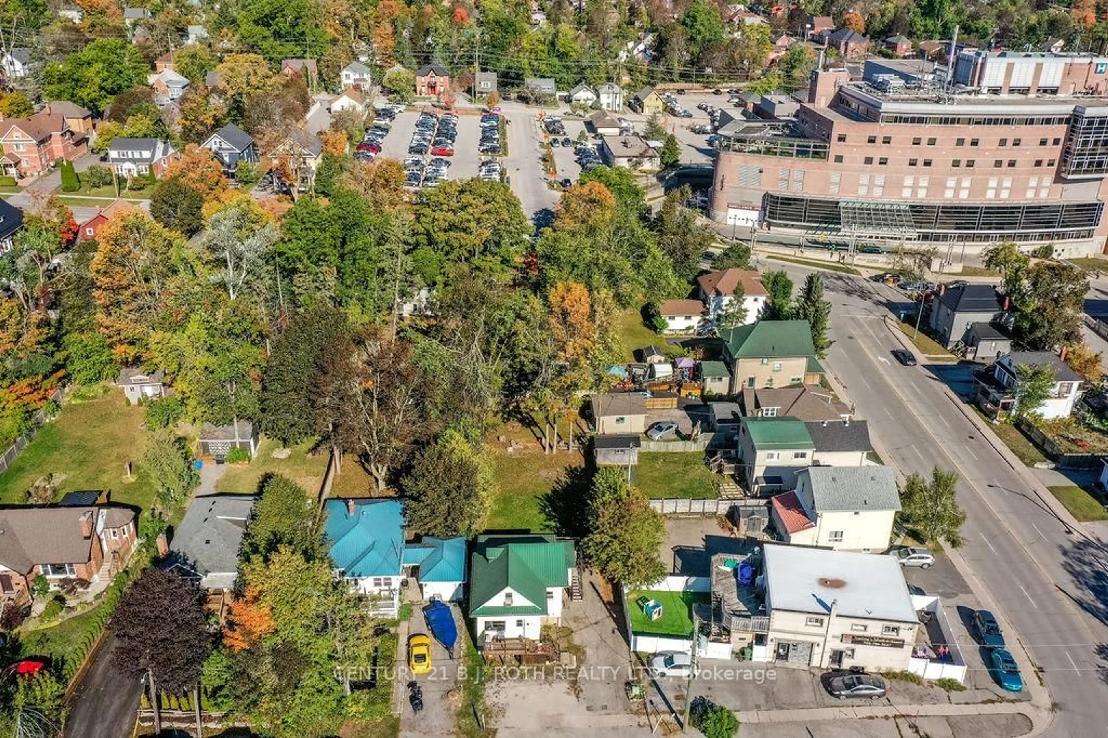 A pic from outside/outdoor area/front of a property/back of a property/a pic from drone, street for 200 Edward St, Orillia Ontario L3V 2X4