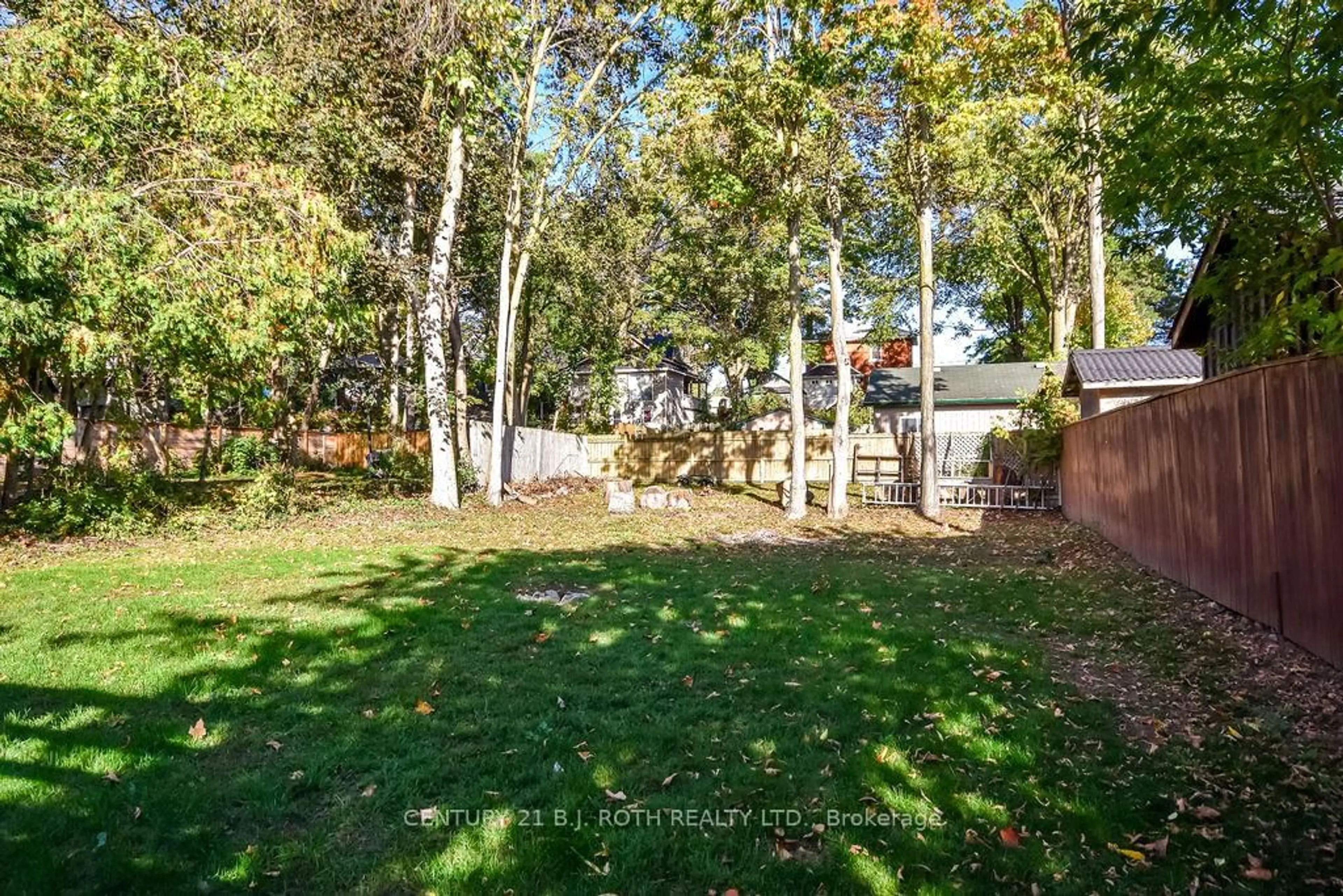 Patio, forest/trees view for 200 Edward St, Orillia Ontario L3V 2X4