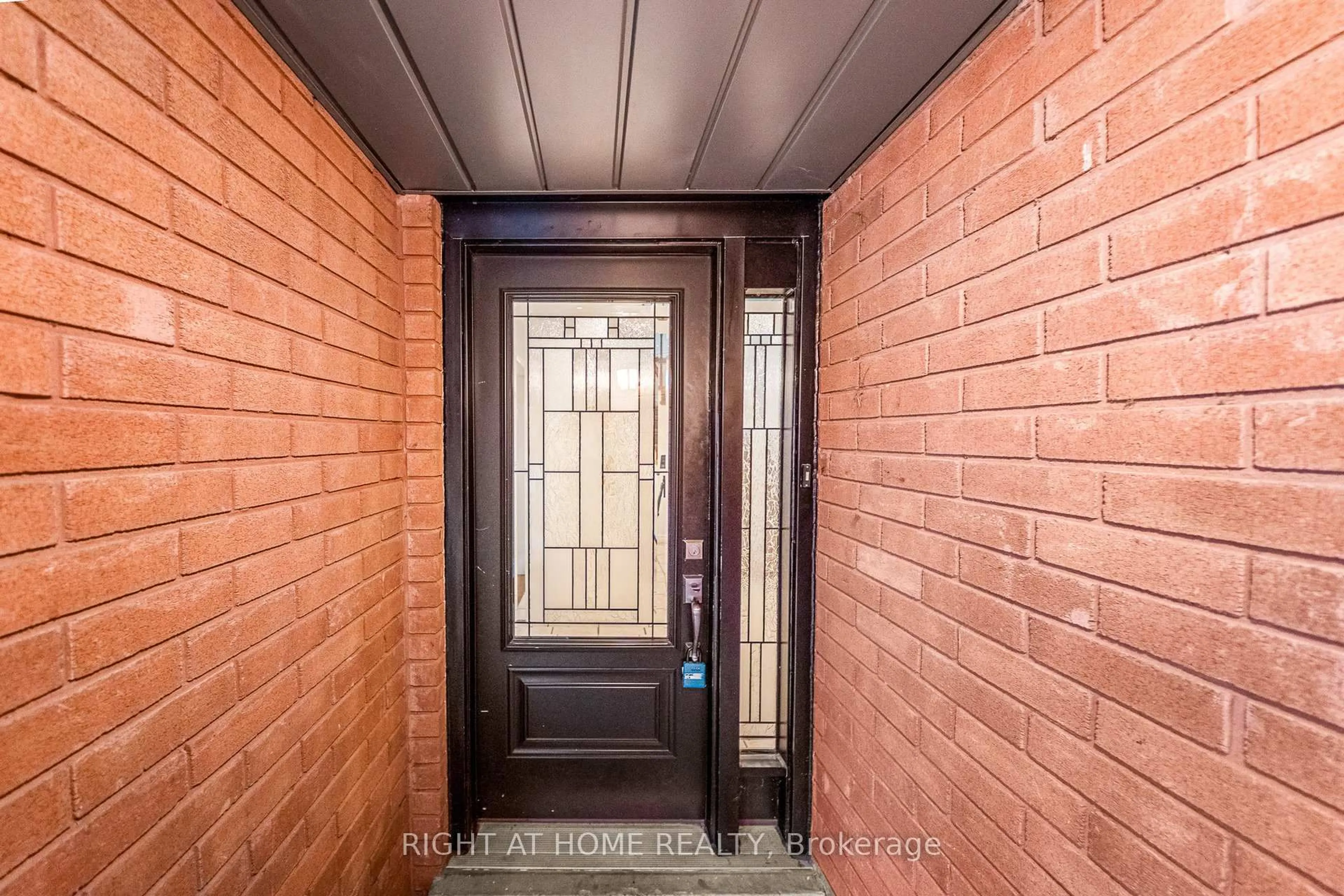 Indoor entryway for 91 O'shaughnessy Cres, Barrie Ontario L4N 7L9