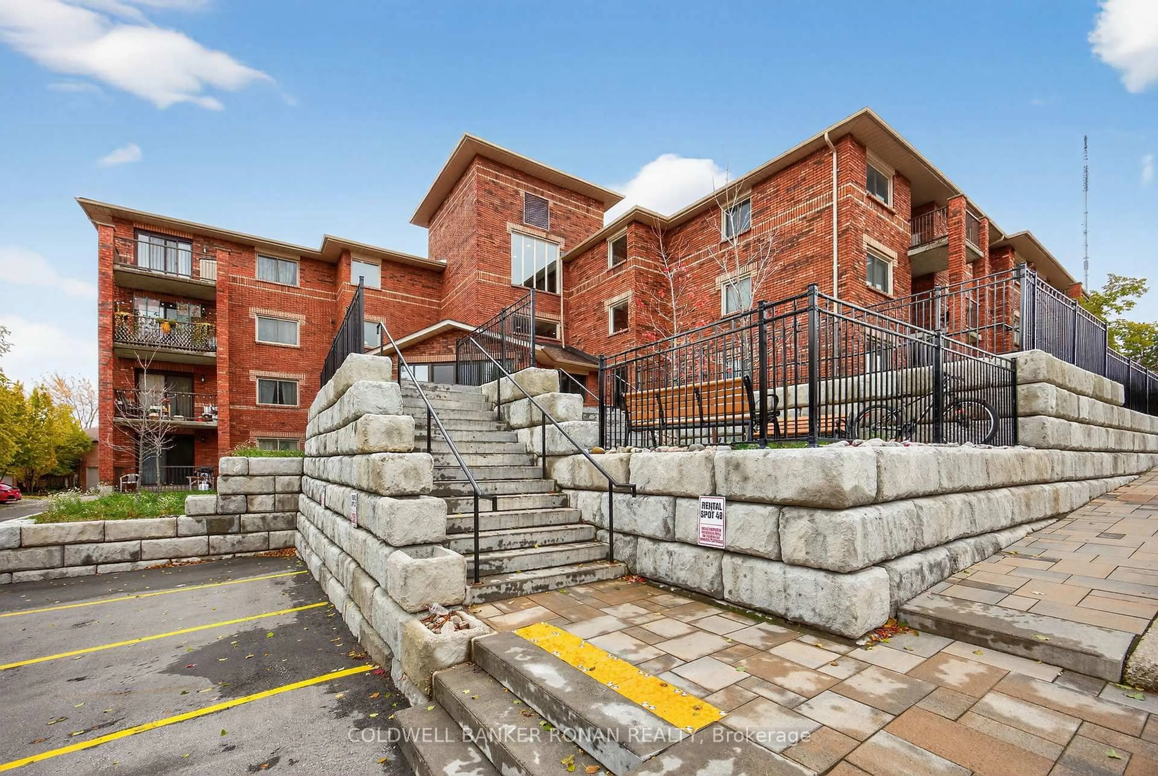 Patio, building for 1 Quail Cres #205, Barrie Ontario L4N 6W9