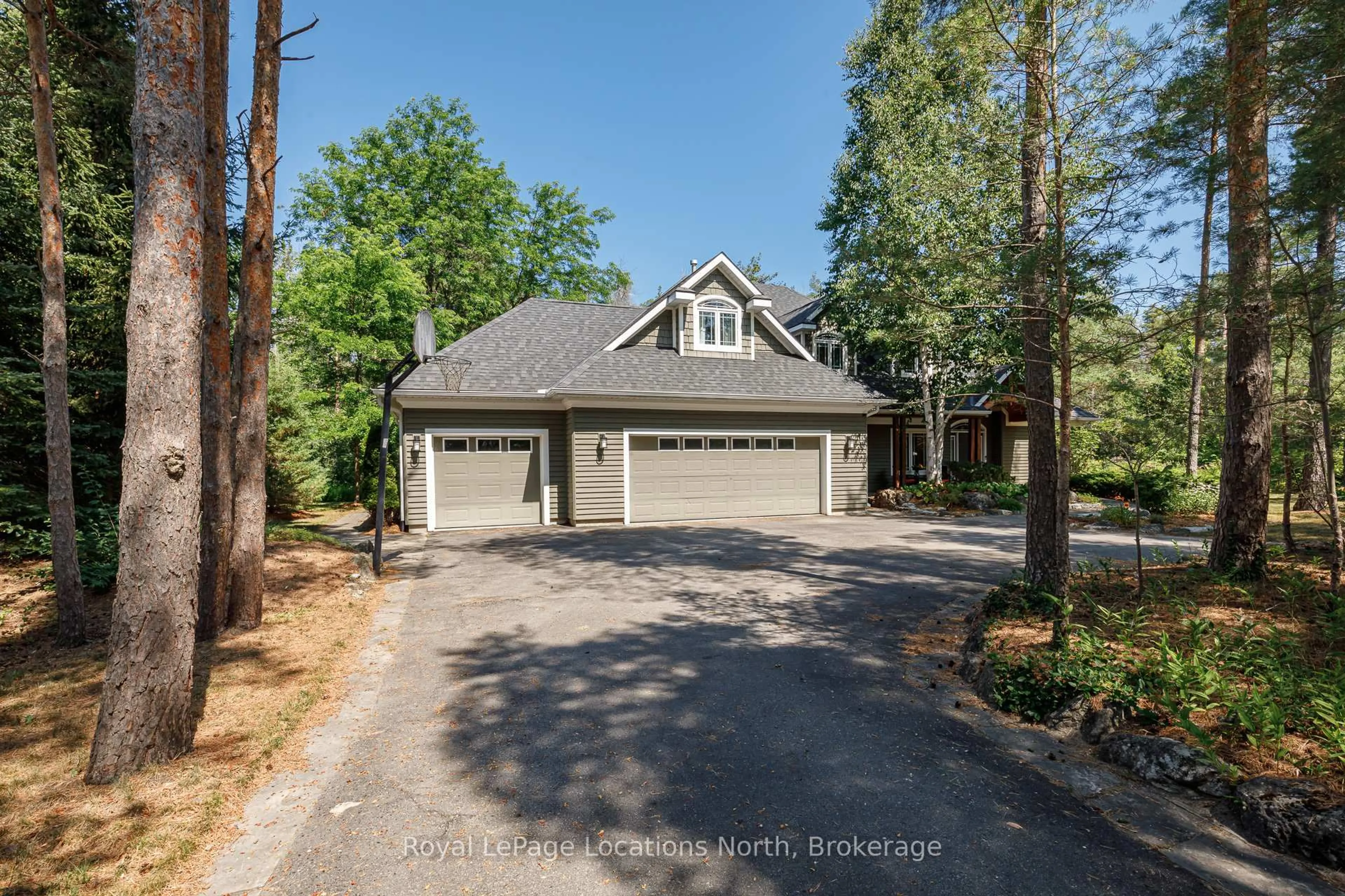 A pic from outside/outdoor area/front of a property/back of a property/a pic from drone, unknown for 6 Alpine Crt, Collingwood Ontario L9Y 4W7