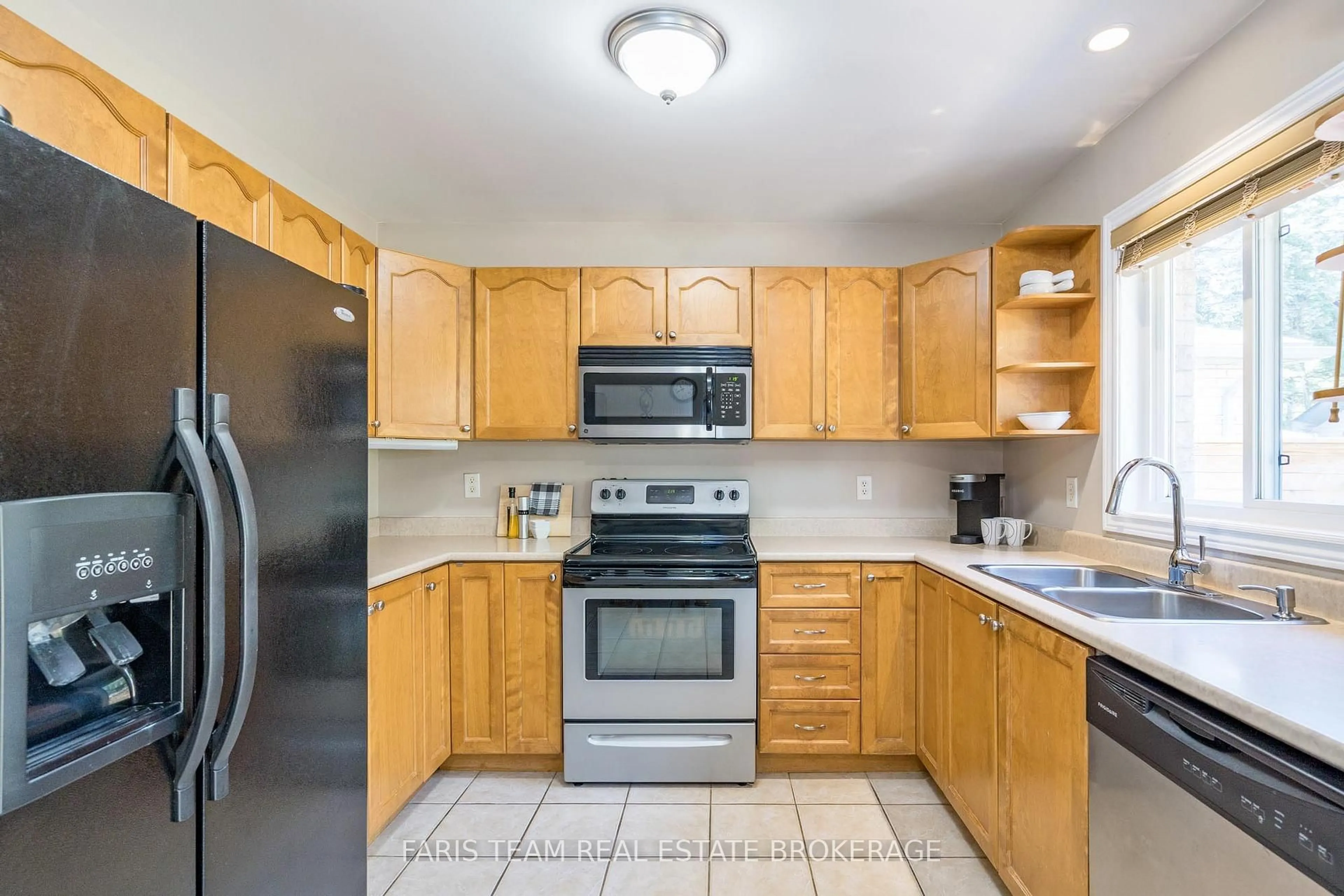 Standard kitchen, ceramic/tile floor for 290 Edgehill Dr, Barrie Ontario L4N 9X4