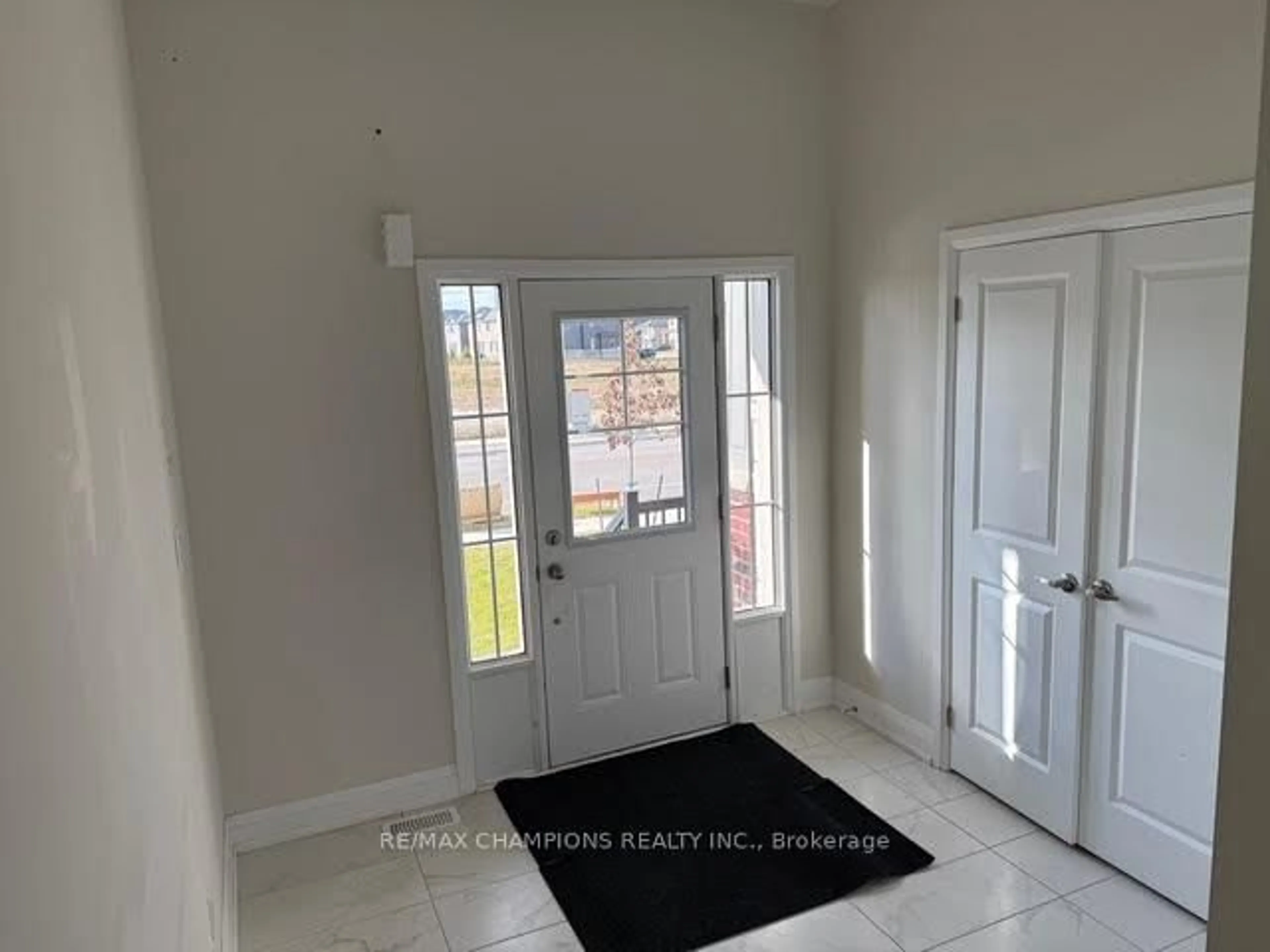 Indoor entryway for 186 Union Blvd, Wasaga Beach Ontario L9Z 0N5