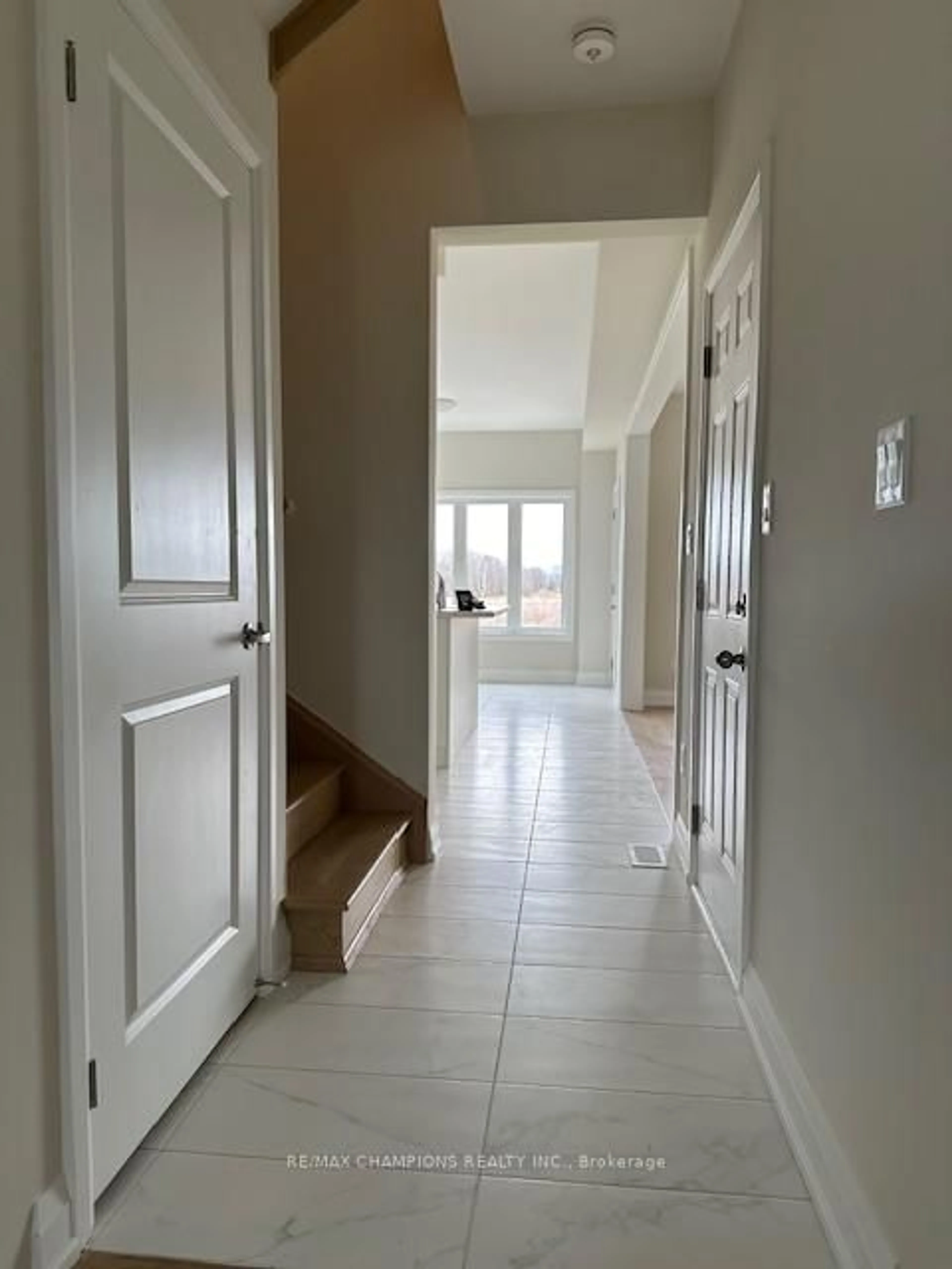 Indoor entryway for 186 Union Blvd, Wasaga Beach Ontario L9Z 0N5