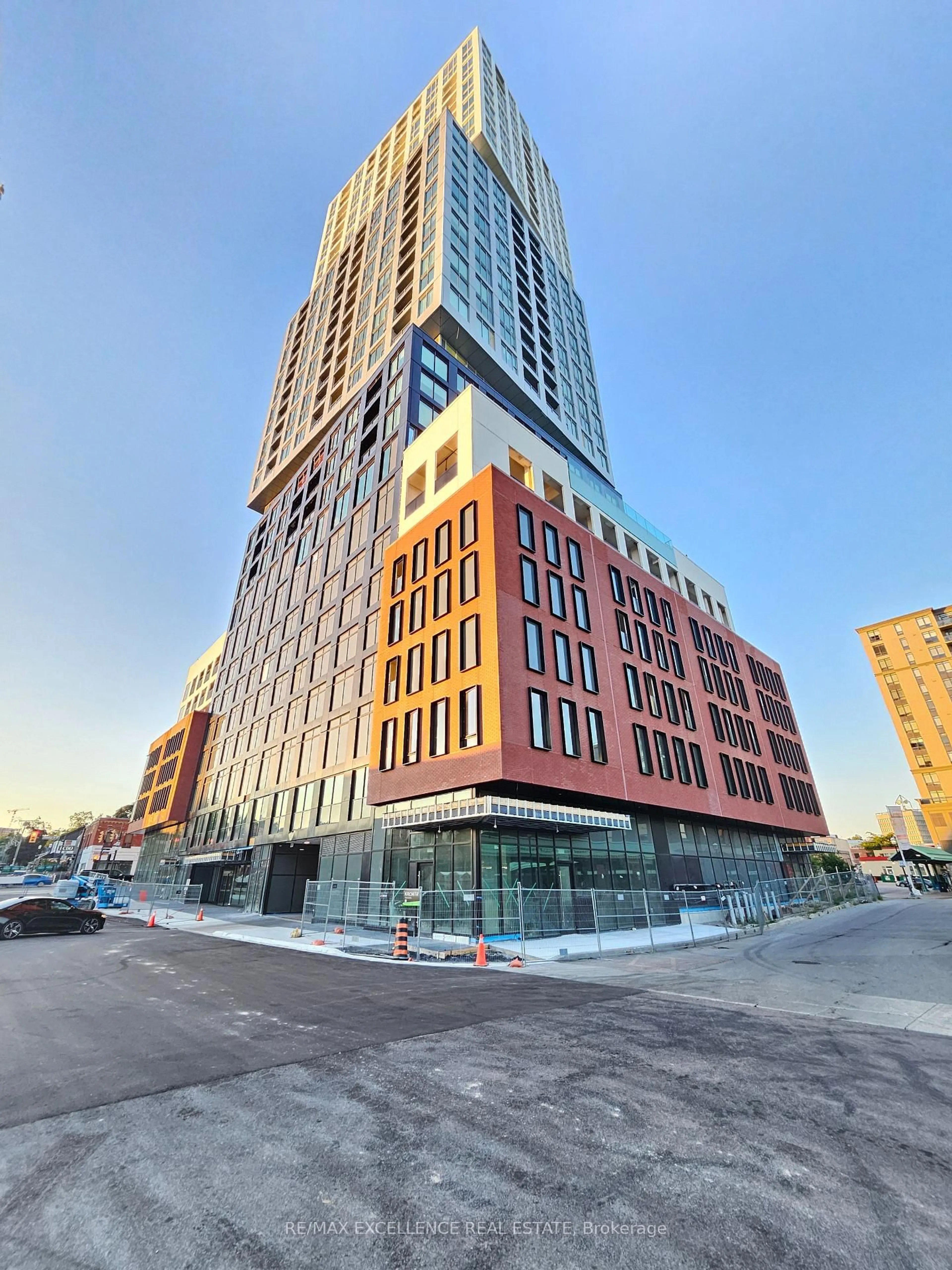 Indoor foyer for 39 Mary St #1202, Barrie Ontario L4N 1S9