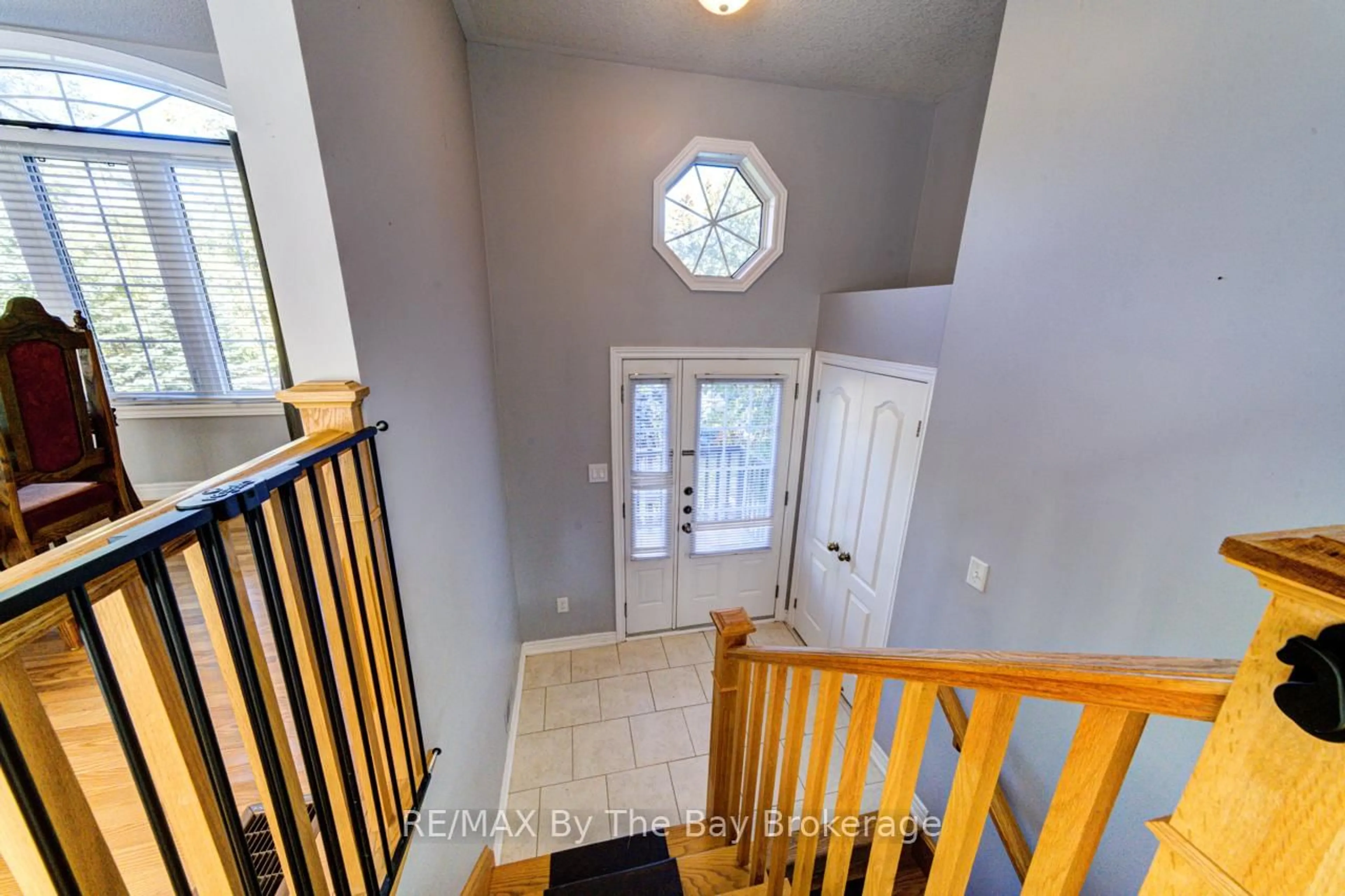 Indoor entryway for 45 William Ave, Wasaga Beach Ontario L9Z 2X3