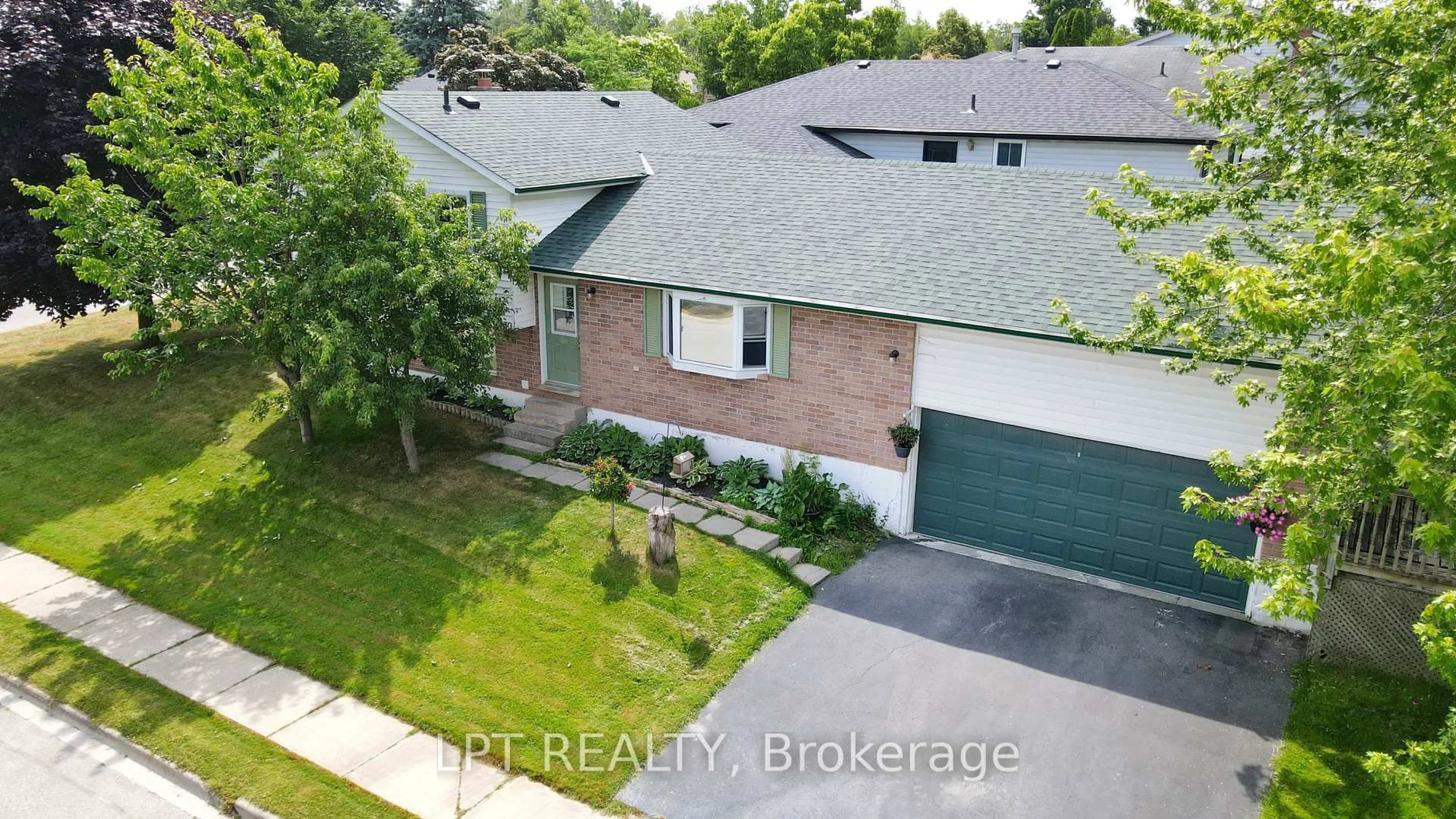 A pic from outside/outdoor area/front of a property/back of a property/a pic from drone, street for 30 McConkey Pl, Barrie Ontario L4N 6H1