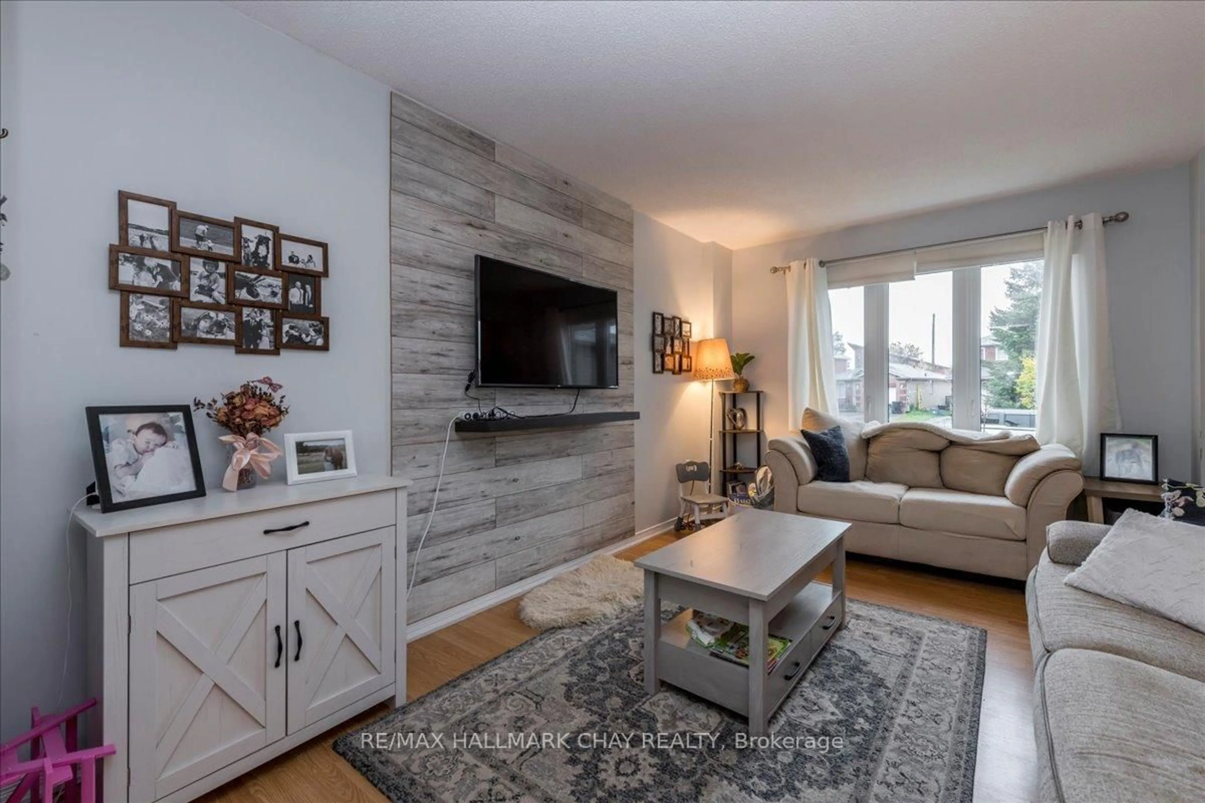 Living room with furniture, wood/laminate floor for 11 Garibaldi Dr, Barrie Ontario L4N 8C3