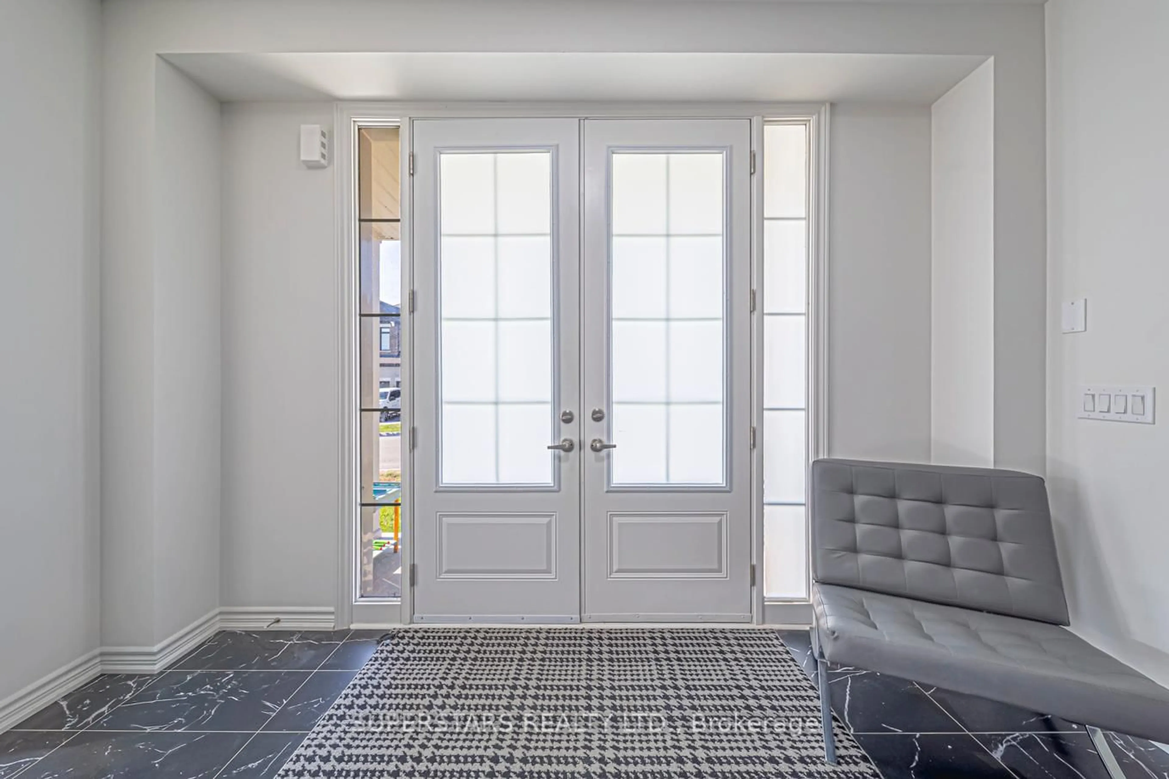 Indoor entryway for 1 Sassafras Rd, Springwater Ontario L9X 2C6