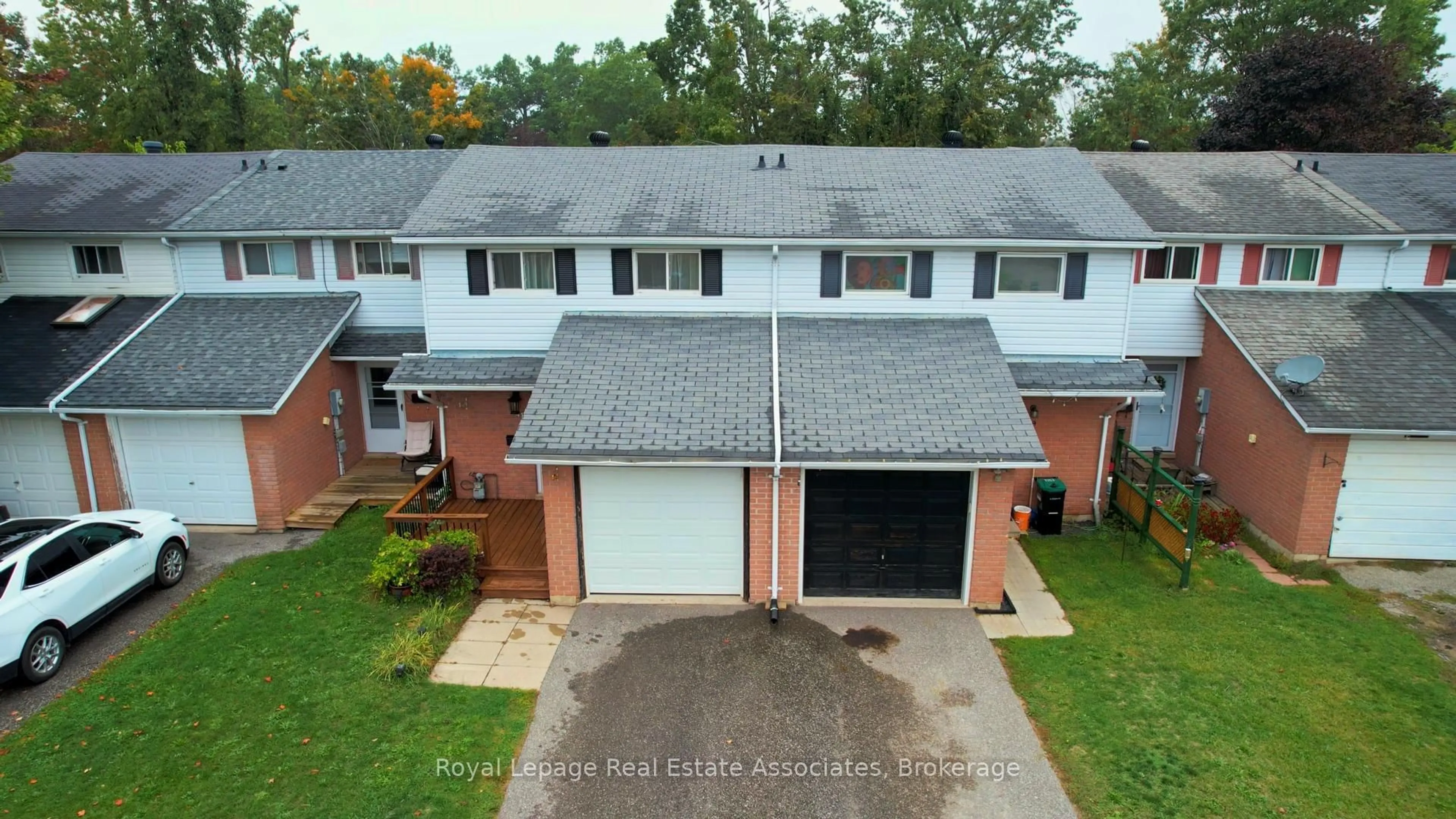 A pic from outside/outdoor area/front of a property/back of a property/a pic from drone, street for 41 Barrett Cres, Barrie Ontario L4N 5A4