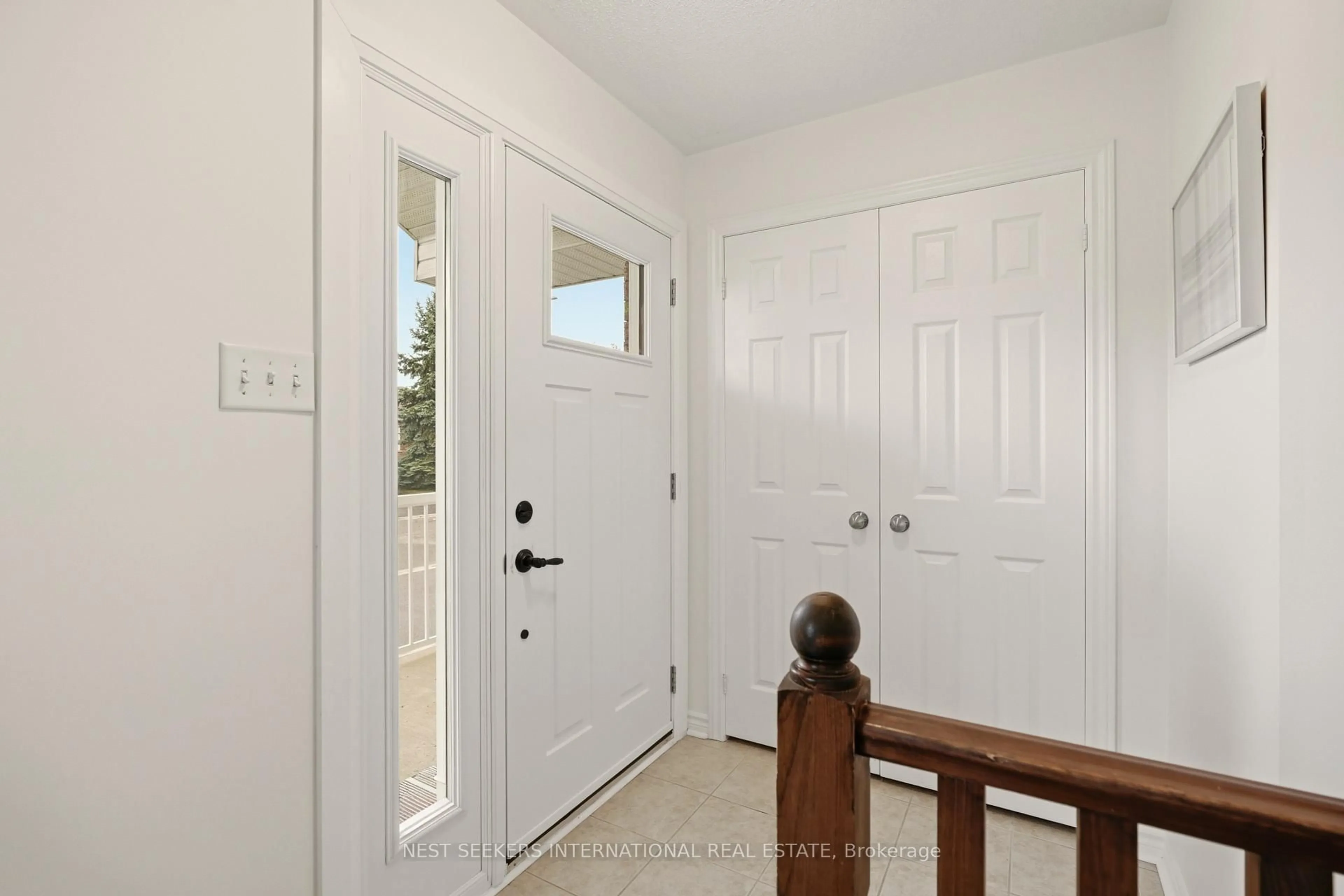 Indoor entryway for 20 Player Dr, Barrie Ontario L4M 6W1