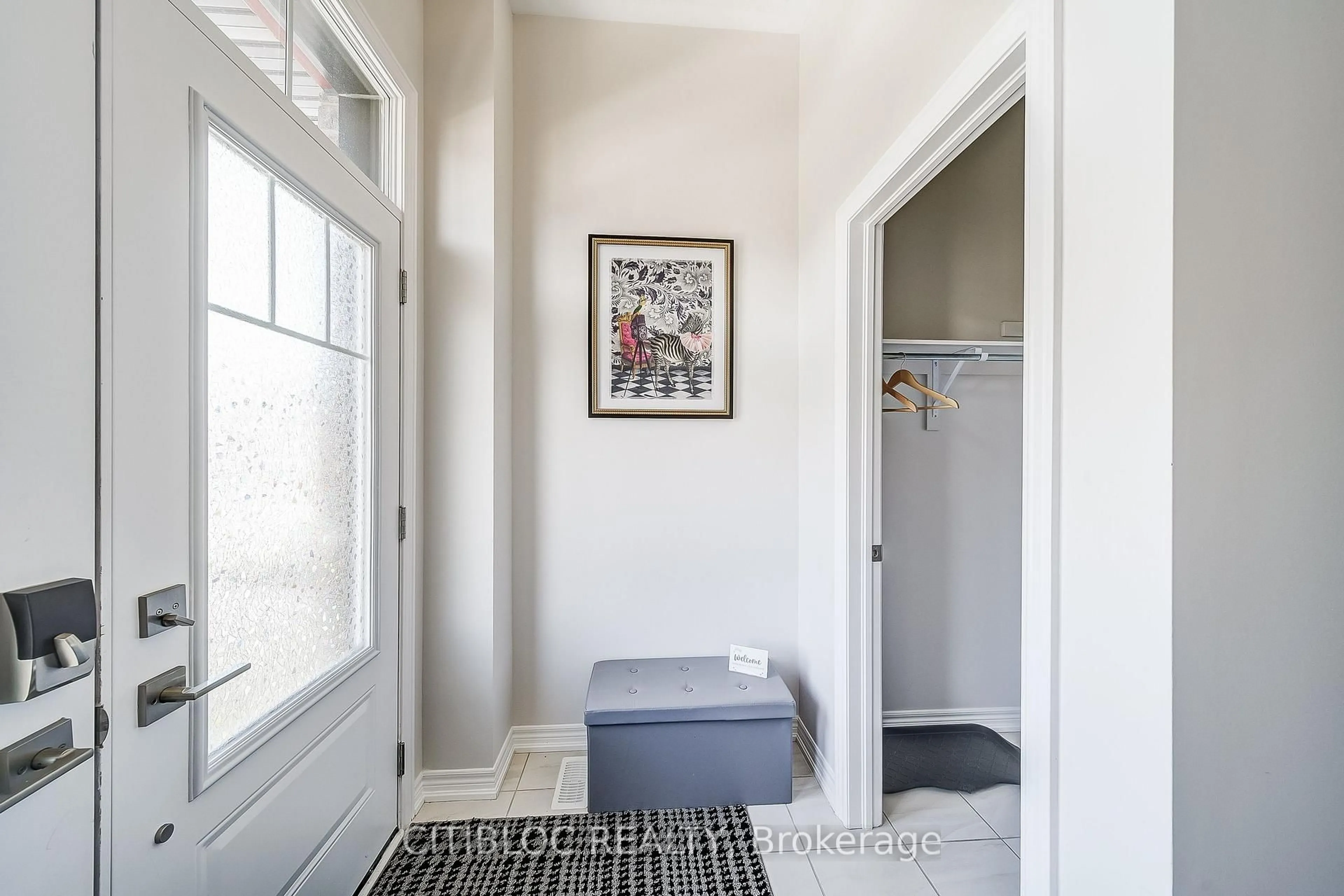 Indoor entryway for 9 Abbey Cres, Barrie Ontario L9J 0B7