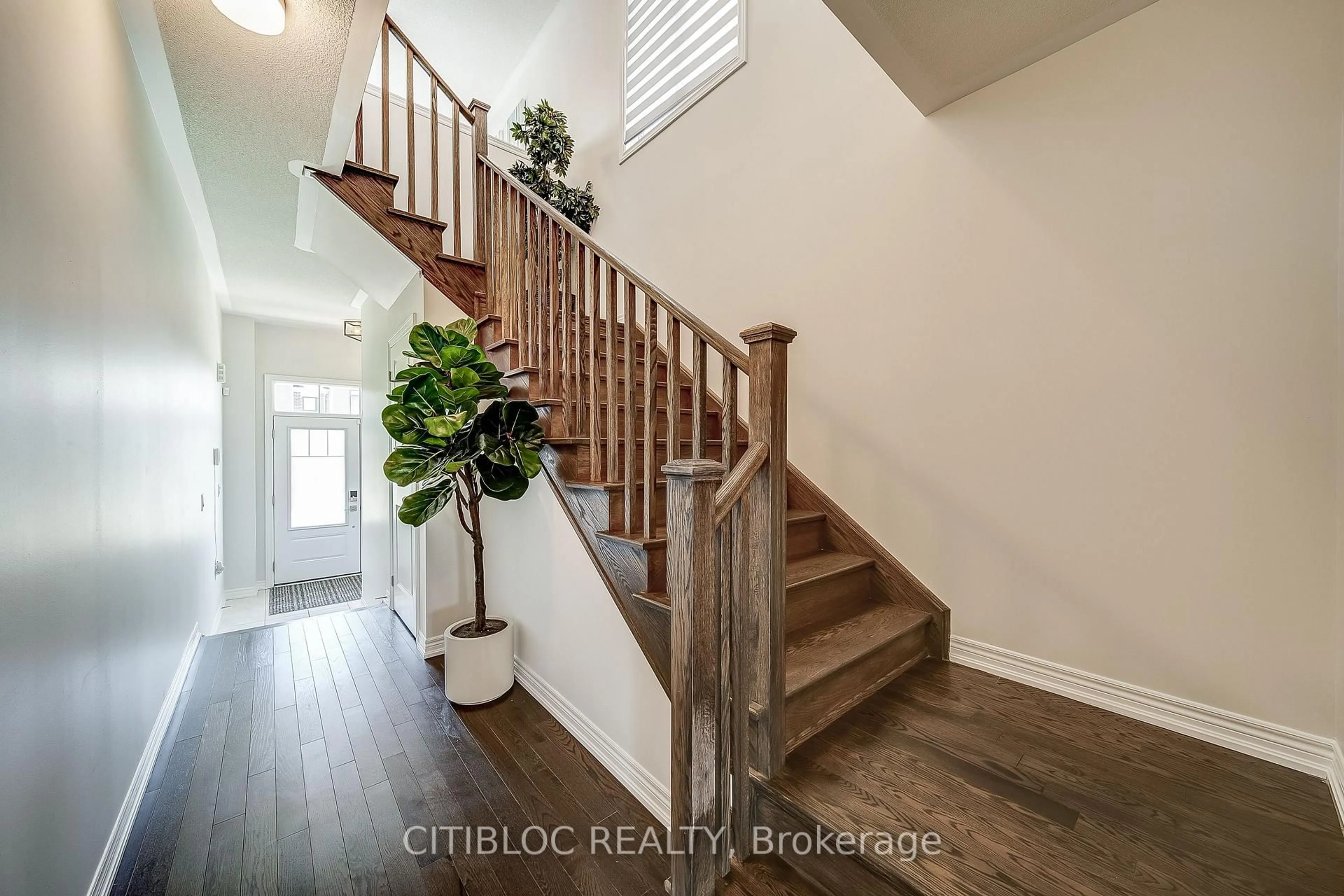 Indoor entryway for 9 Abbey Cres, Barrie Ontario L9J 0B7