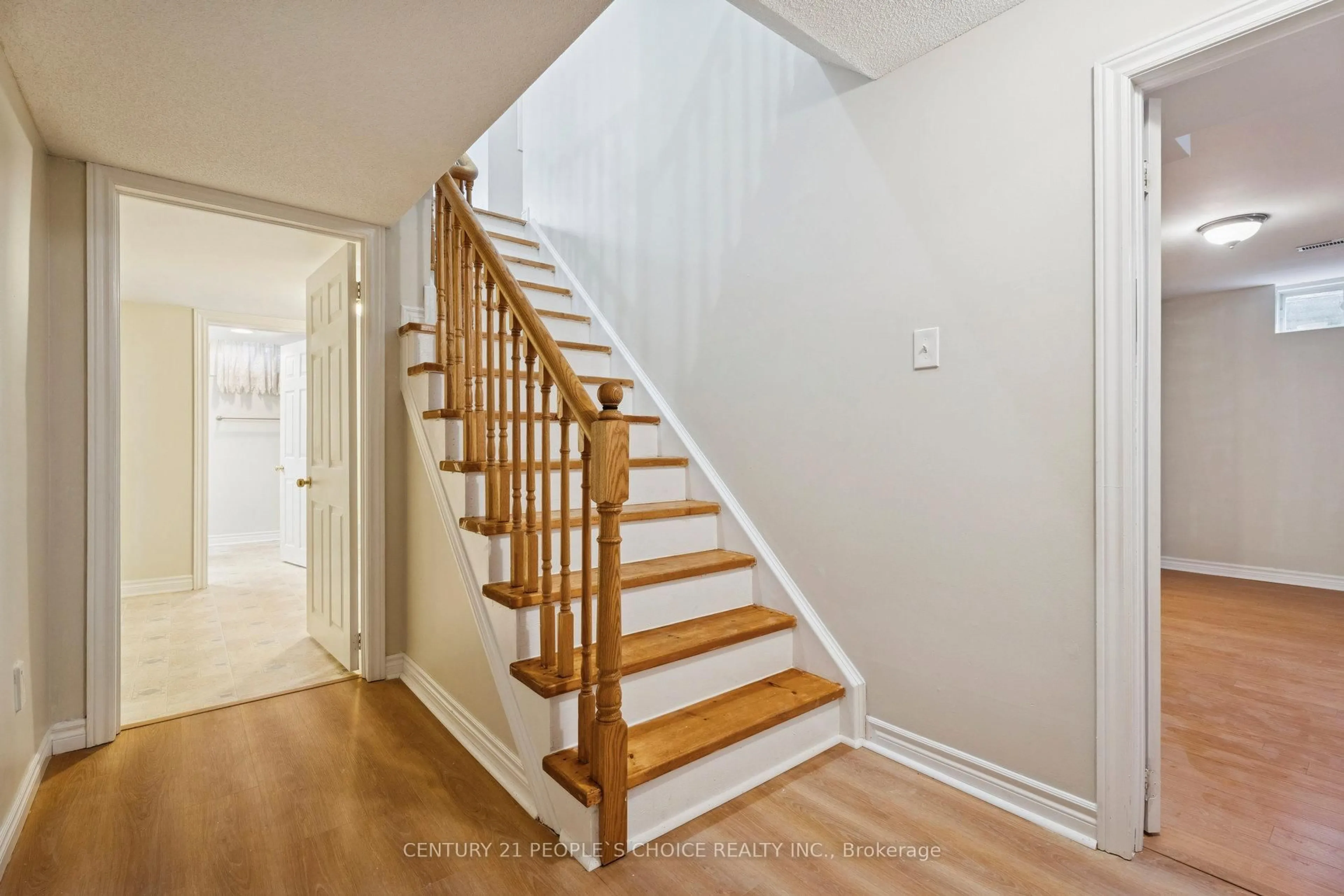 Stairs for 136 Marsellus Dr, Barrie Ontario L4N 0E1