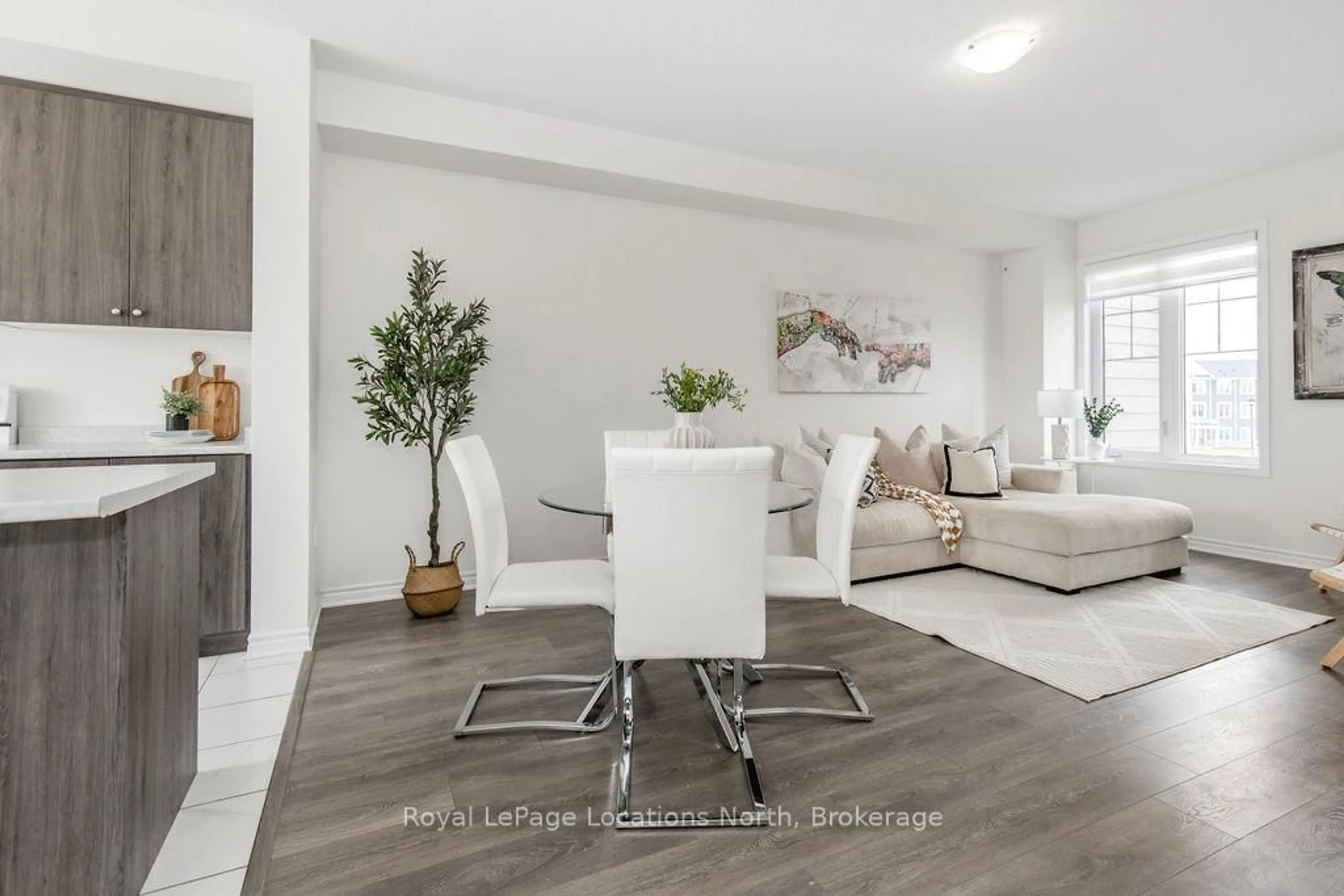 Living room with furniture, wood/laminate floor for 17 Sama Way, Wasaga Beach Ontario L9Z 0K3