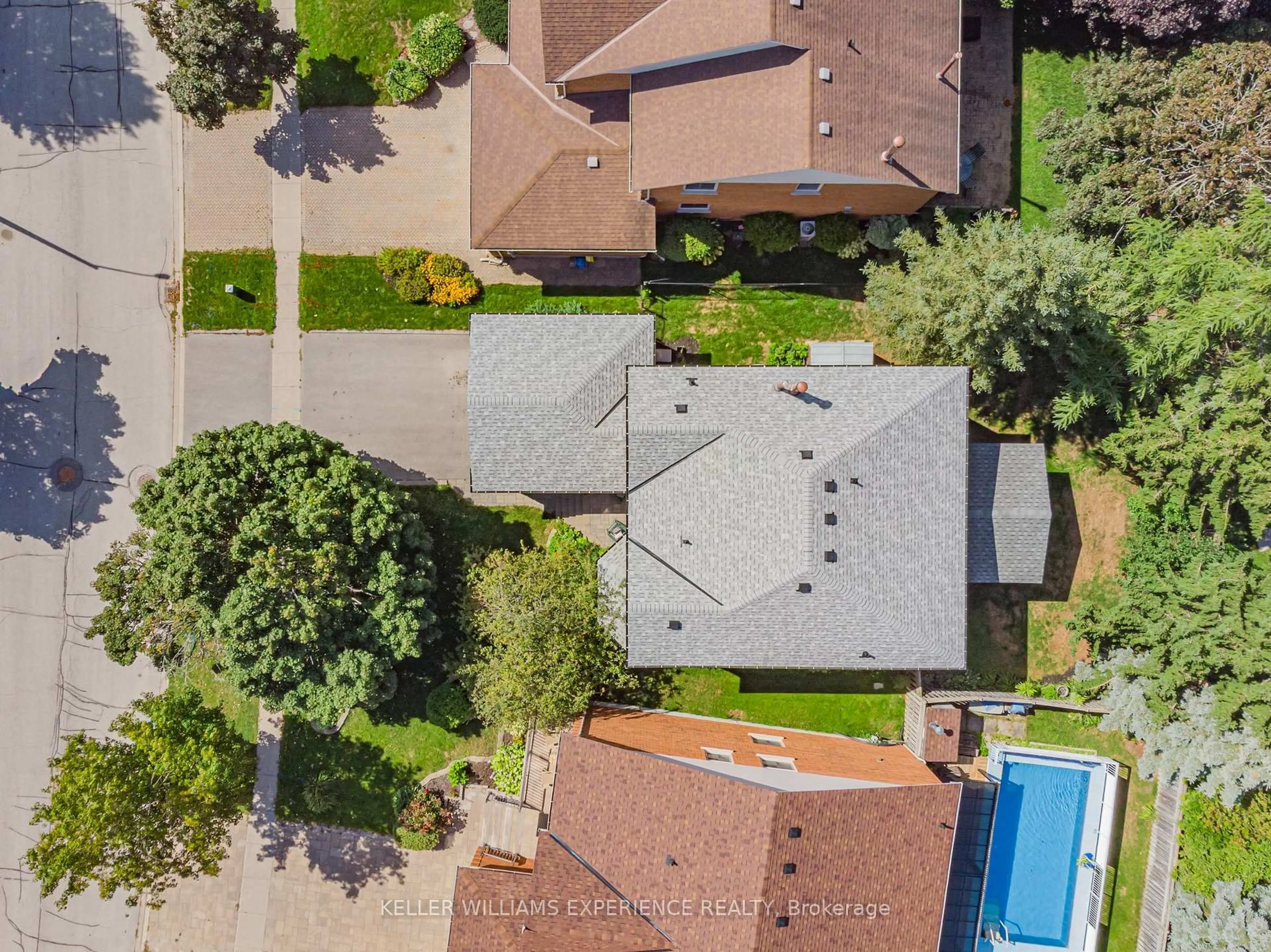 A pic from outside/outdoor area/front of a property/back of a property/a pic from drone, street for 22 River Ridge Rd, Barrie Ontario L4N 7G2
