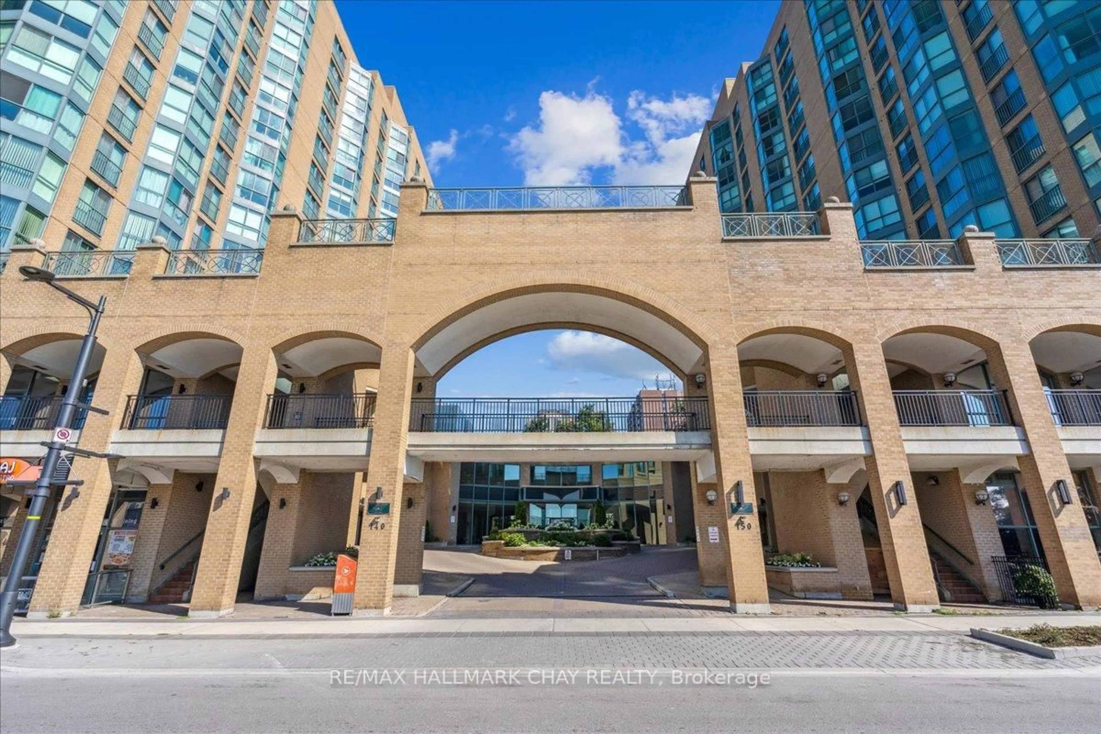 Indoor foyer for 140 Dunlop St #807, Barrie Ontario L4M 6H9