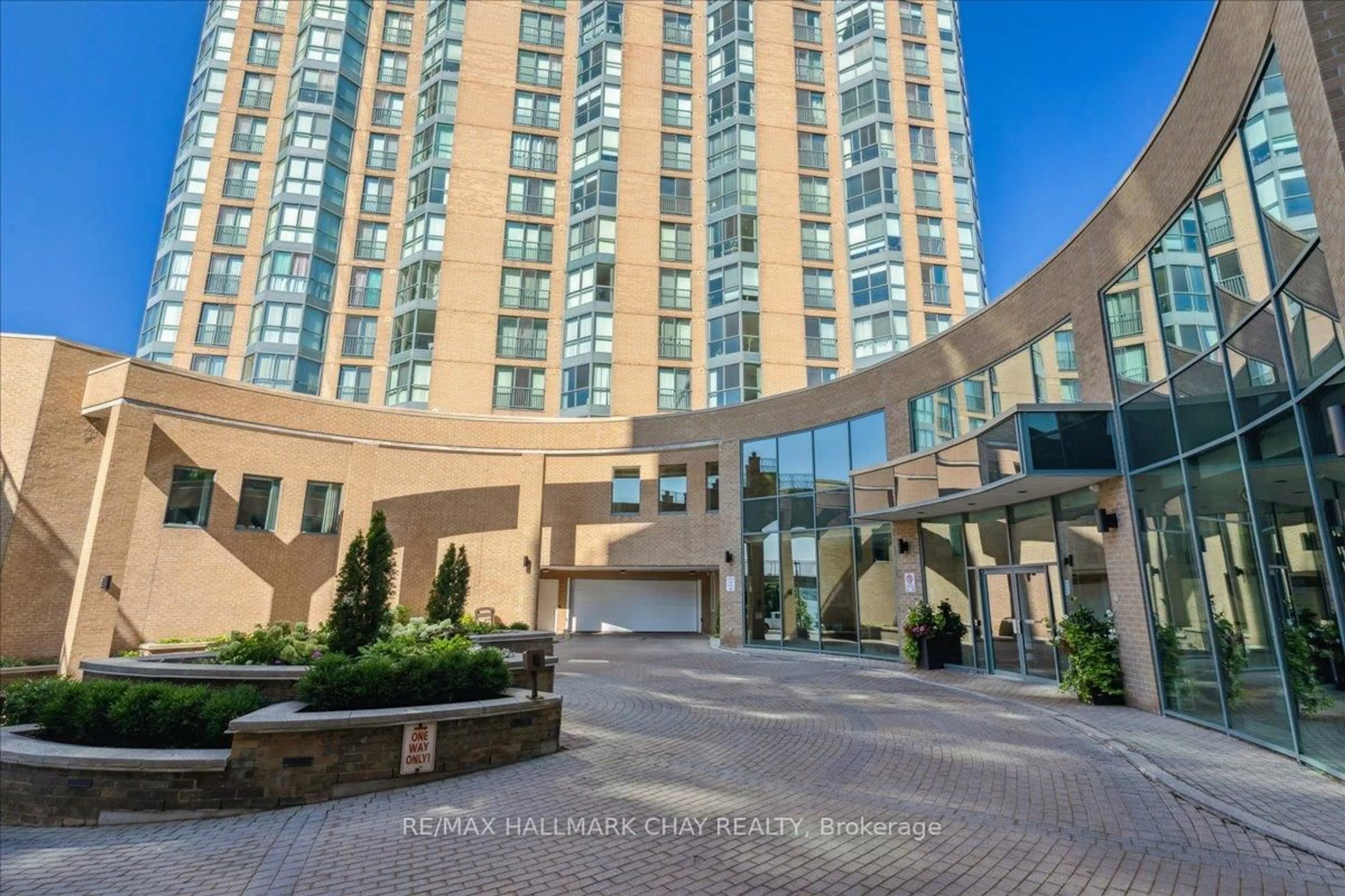 Indoor foyer for 140 Dunlop St #807, Barrie Ontario L4M 6H9