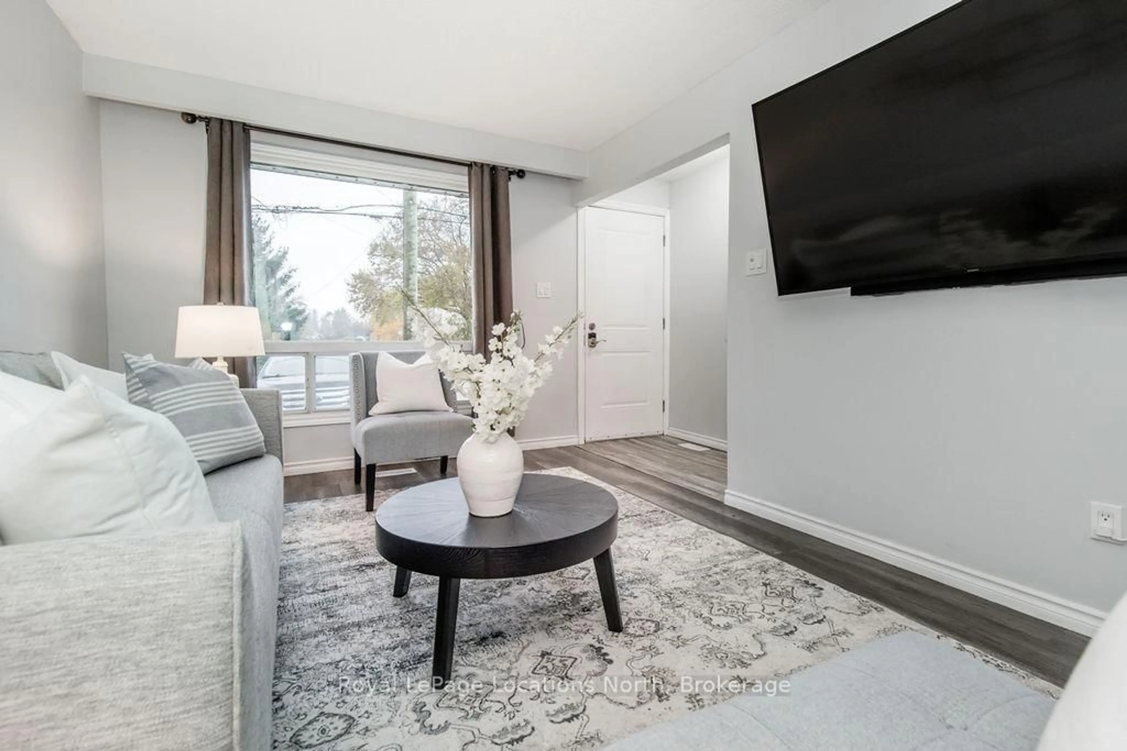 Living room with furniture, unknown for 83 Katherine St, Collingwood Ontario L9Y 3R3