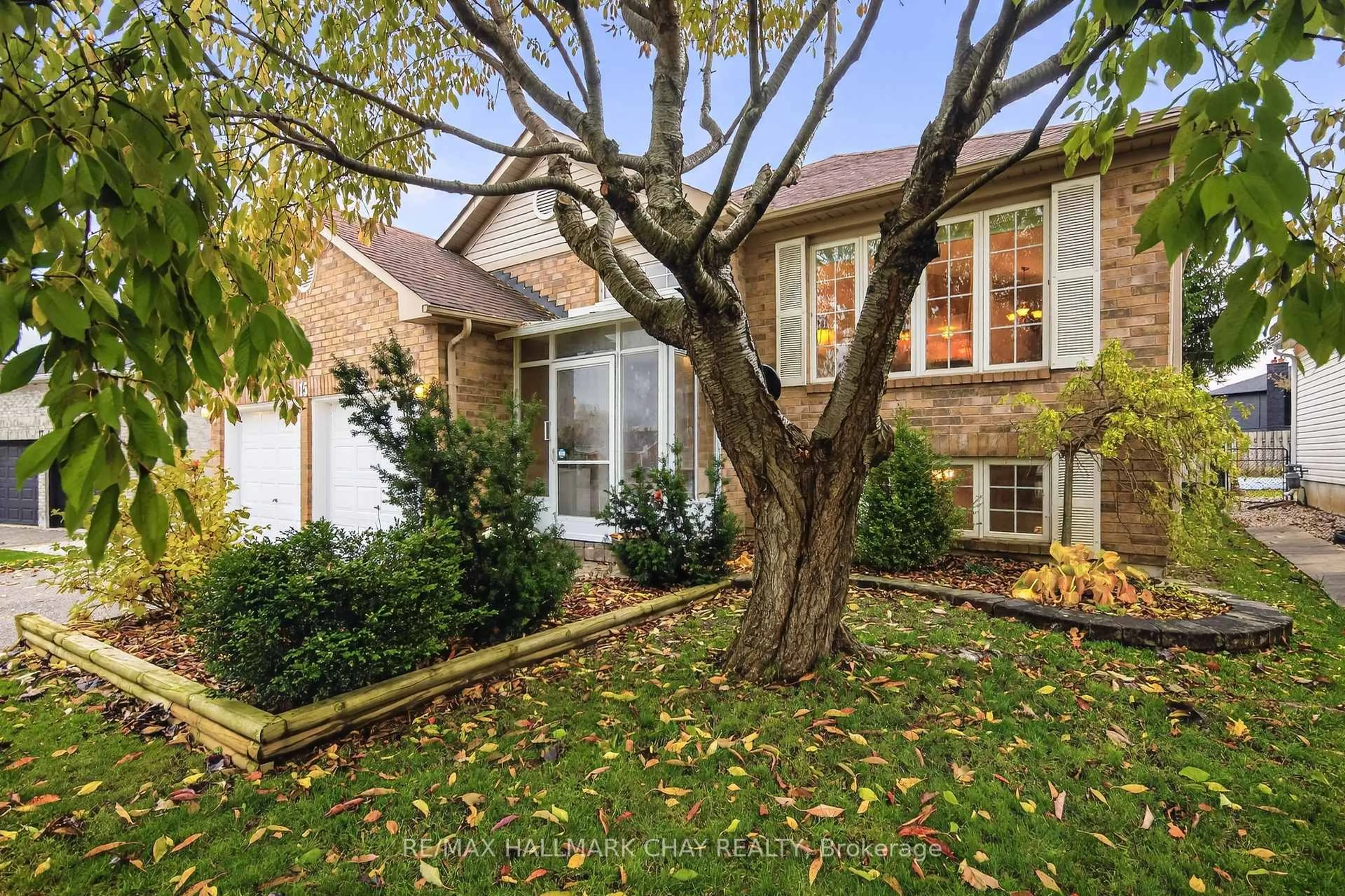 A pic from outside/outdoor area/front of a property/back of a property/a pic from drone, street for 15 Webb St, Barrie Ontario L4N 6V2