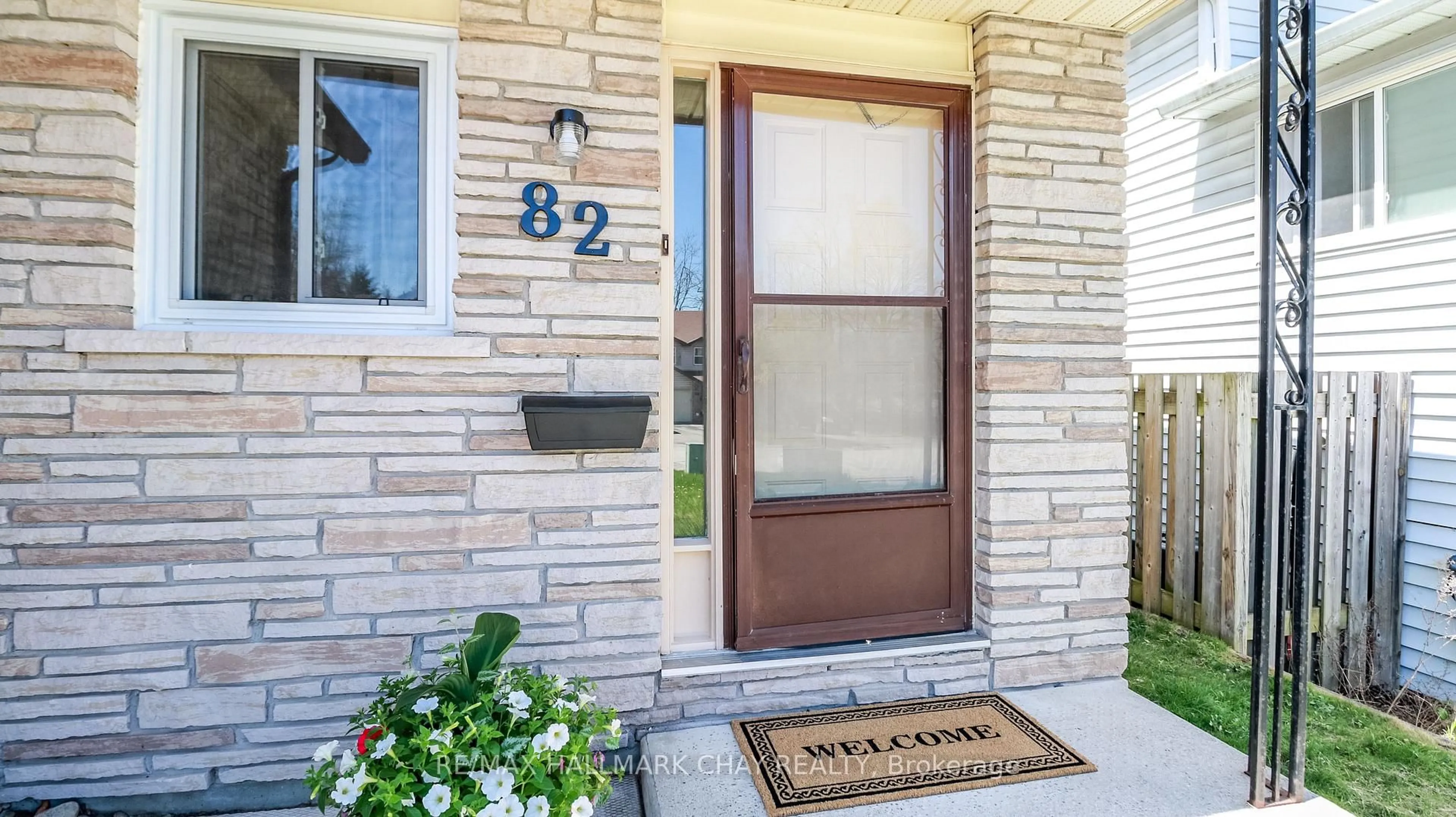 Indoor entryway for 82 Melinda Cres, Barrie Ontario L4N 5G6