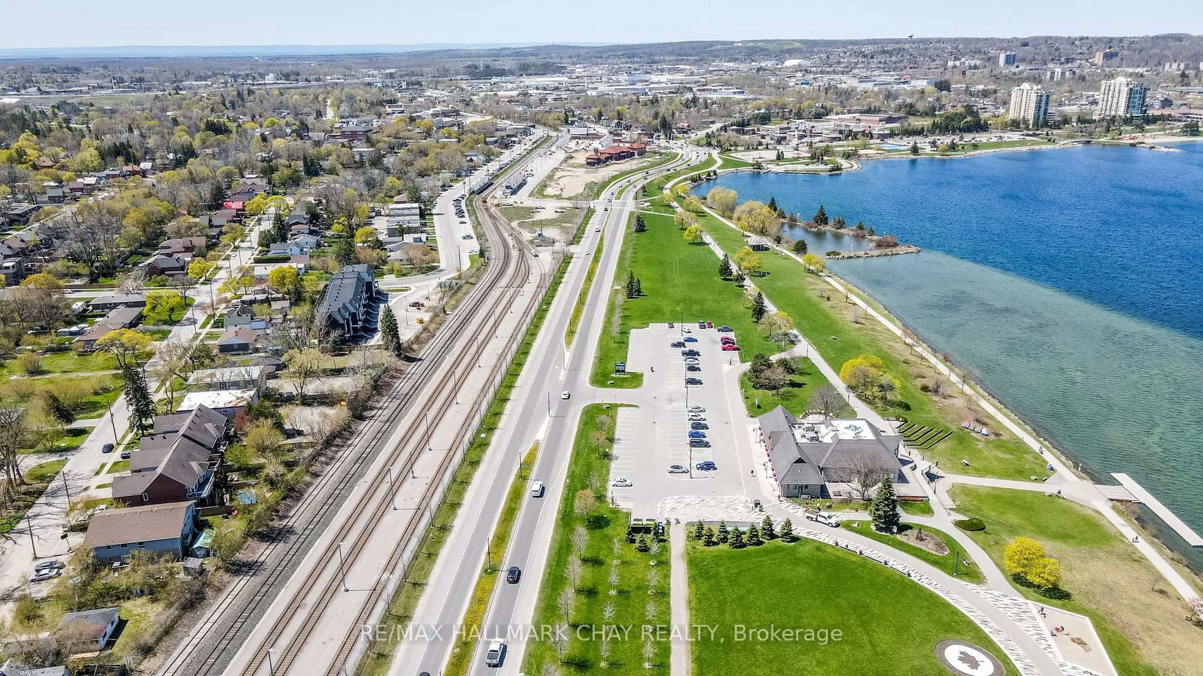 A pic from outside/outdoor area/front of a property/back of a property/a pic from drone, street for 82 Melinda Cres, Barrie Ontario L4N 5G6