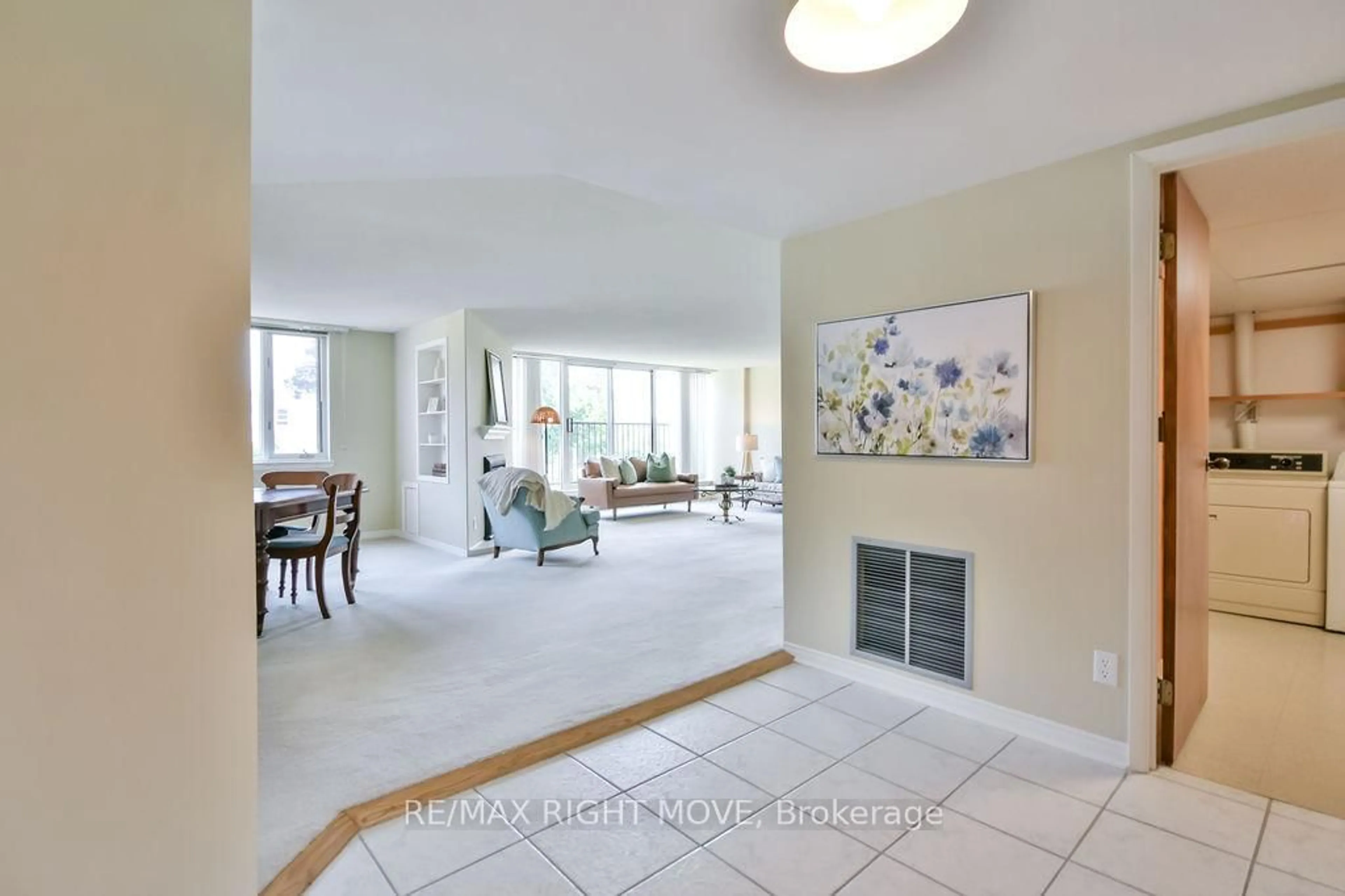 Indoor foyer for 95 Matchedash St #101, Orillia Ontario L3V 4T9