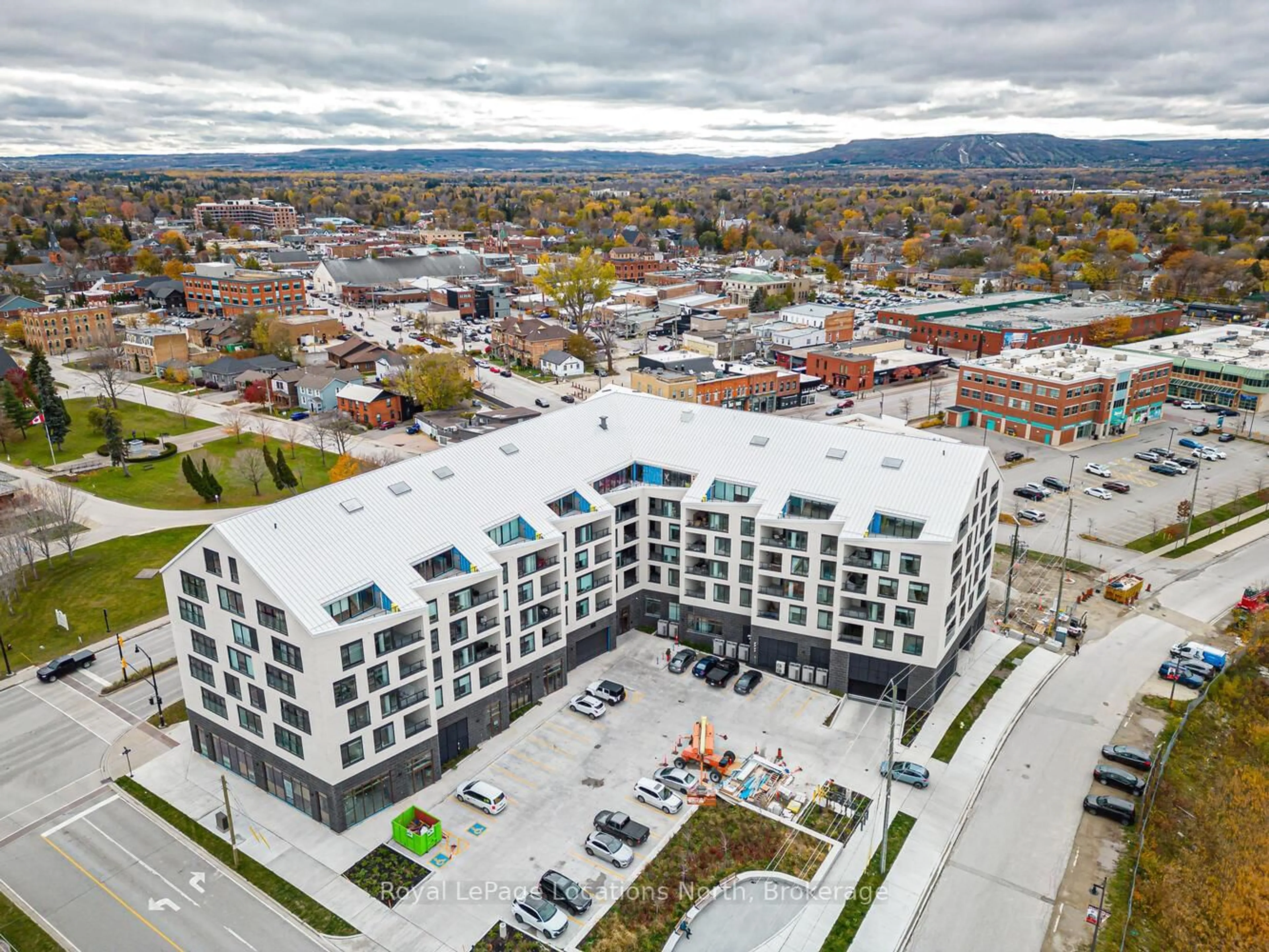 A pic from outside/outdoor area/front of a property/back of a property/a pic from drone, unknown for 31 Huron St #603, Collingwood Ontario L9Y 5T7