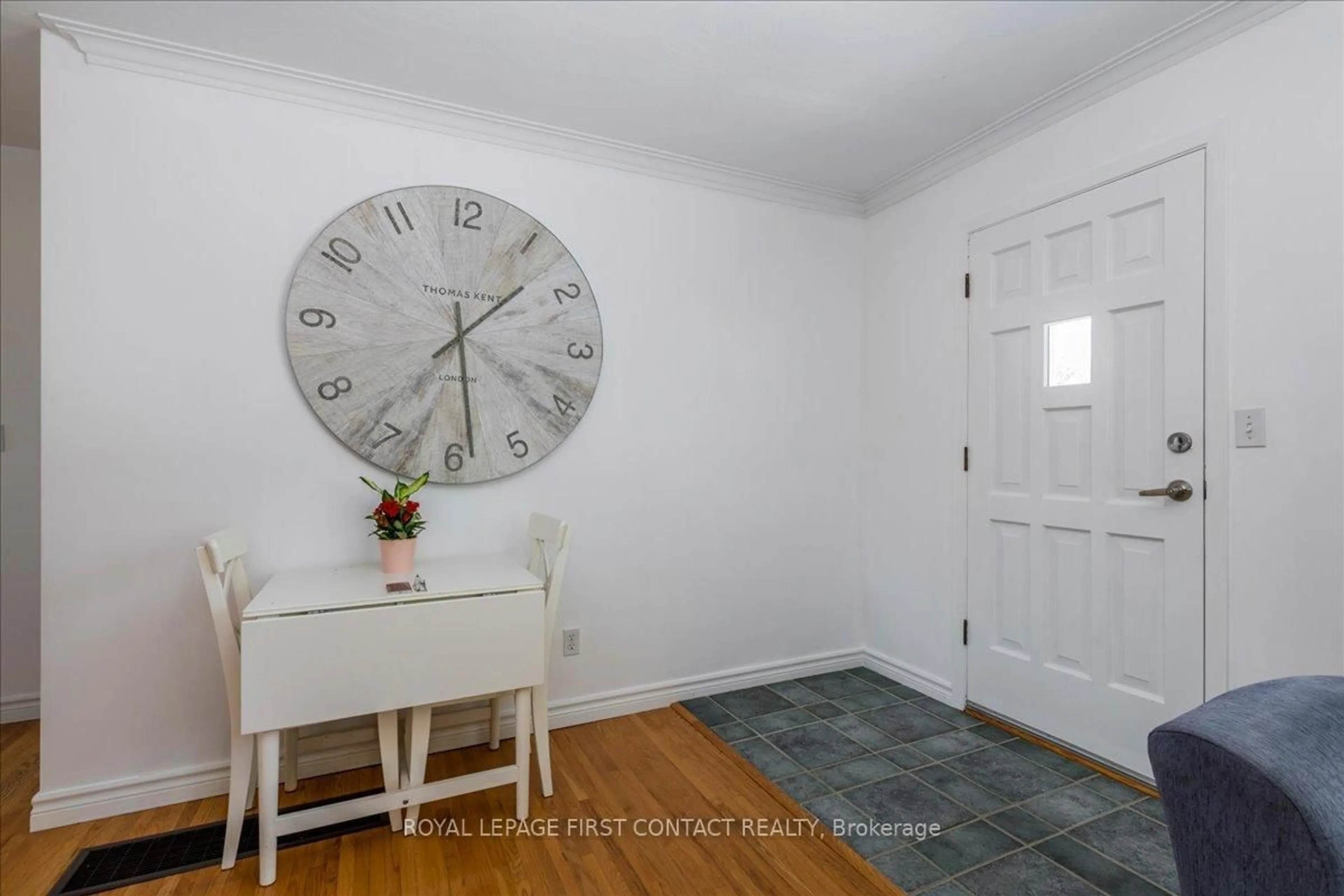 Indoor entryway for 591 Oak St, Collingwood Ontario L9Y 2Z2