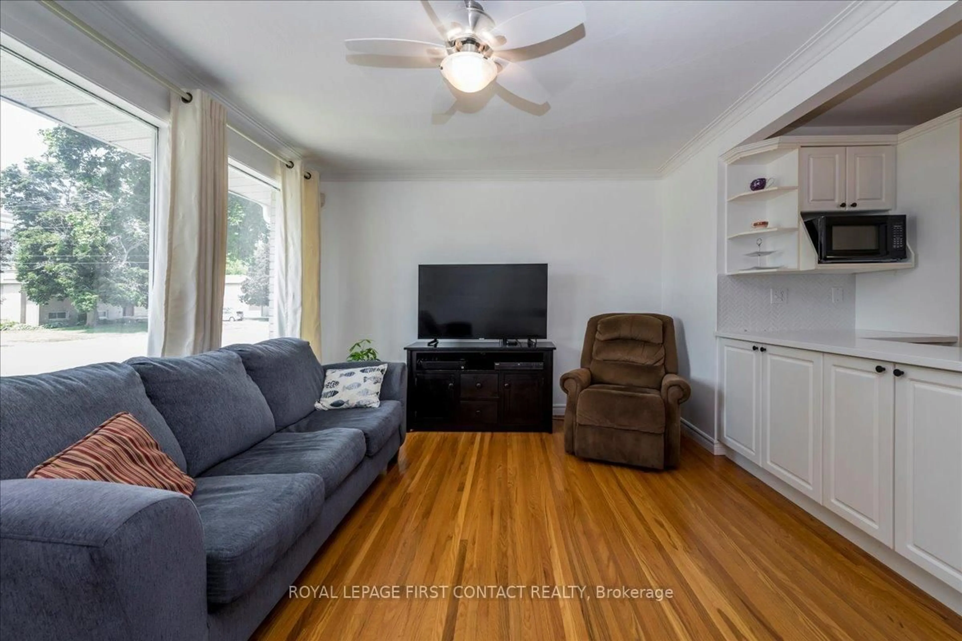 Living room with furniture, wood/laminate floor for 591 Oak St, Collingwood Ontario L9Y 2Z2