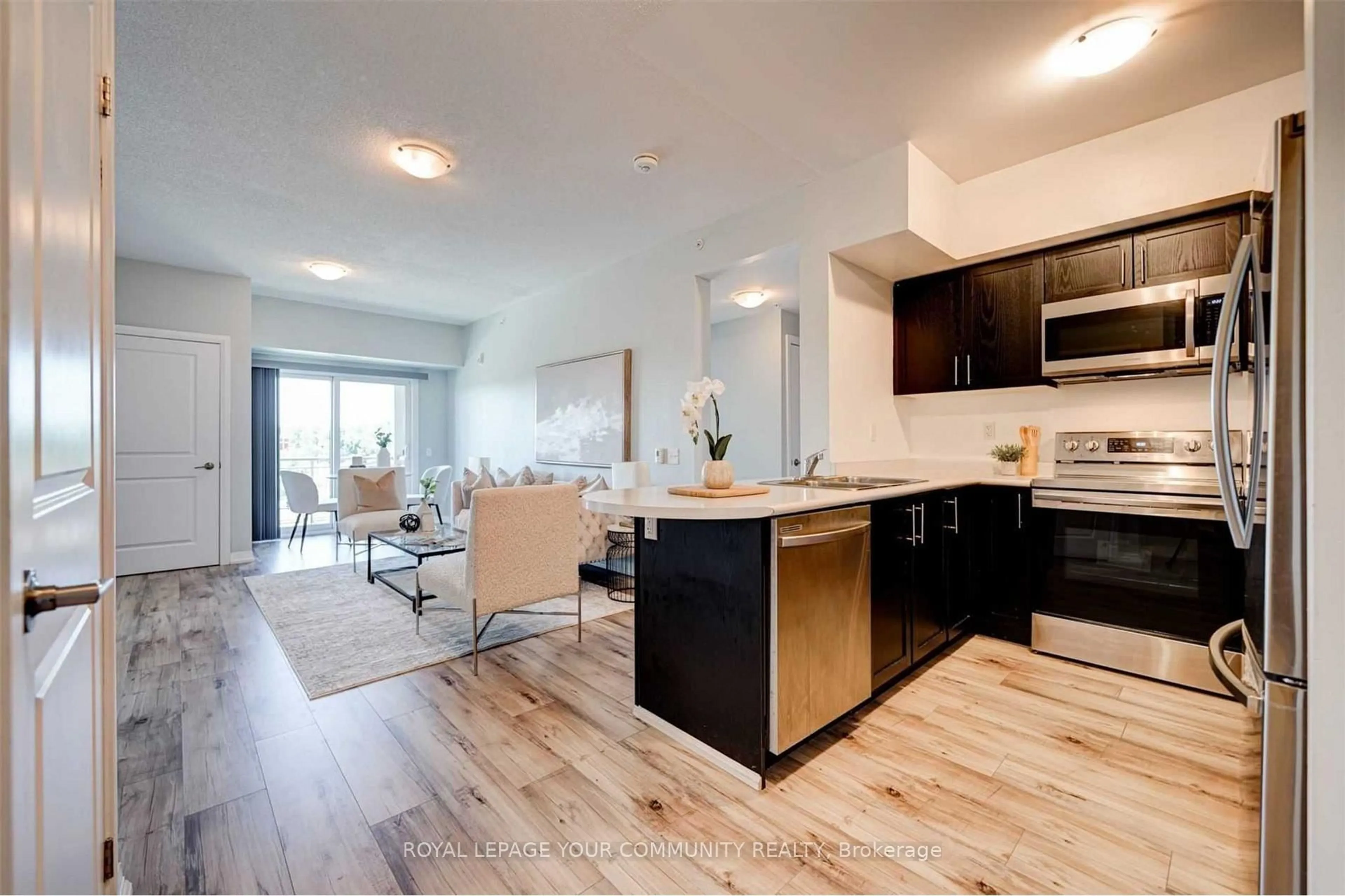 Open concept kitchen, wood/laminate floor for 295 Cundles Rd #304, Barrie Ontario L4E 1A2