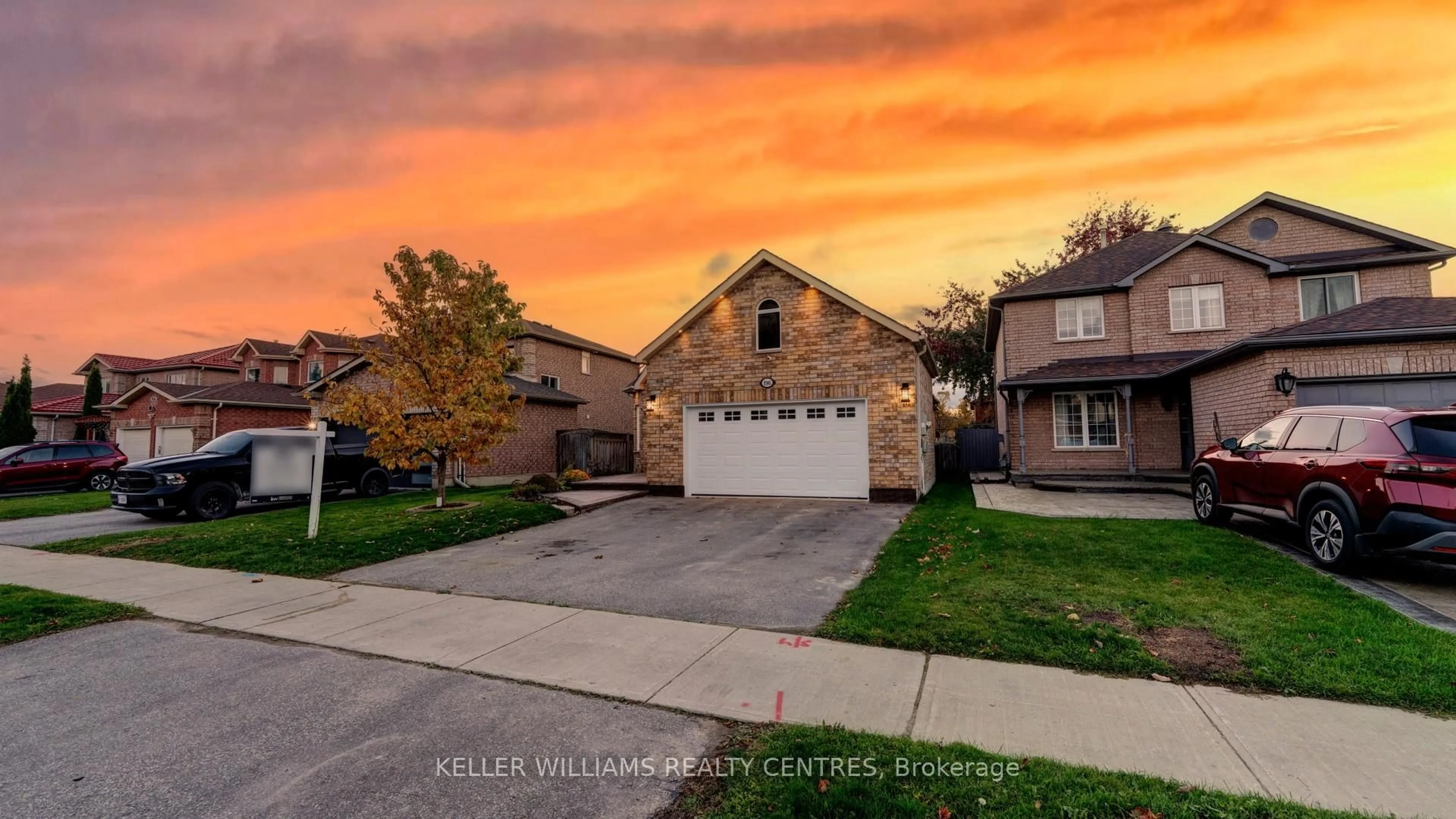 A pic from outside/outdoor area/front of a property/back of a property/a pic from drone, street for 196 Marsellus Dr, Barrie Ontario L4N 9Z5