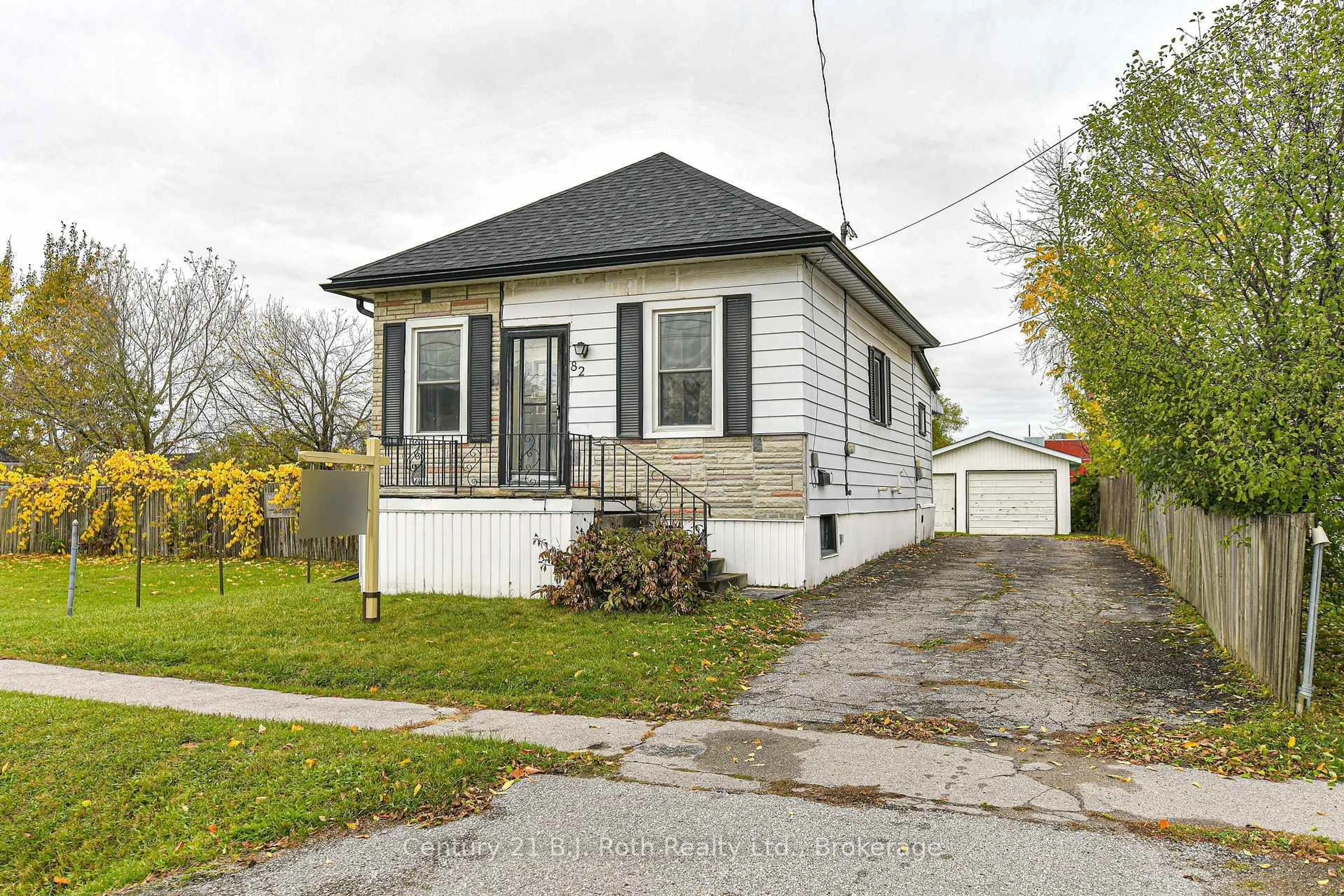 Home with vinyl exterior material, street for 82 Poughkeepsie St, Orillia Ontario L3V 1M8