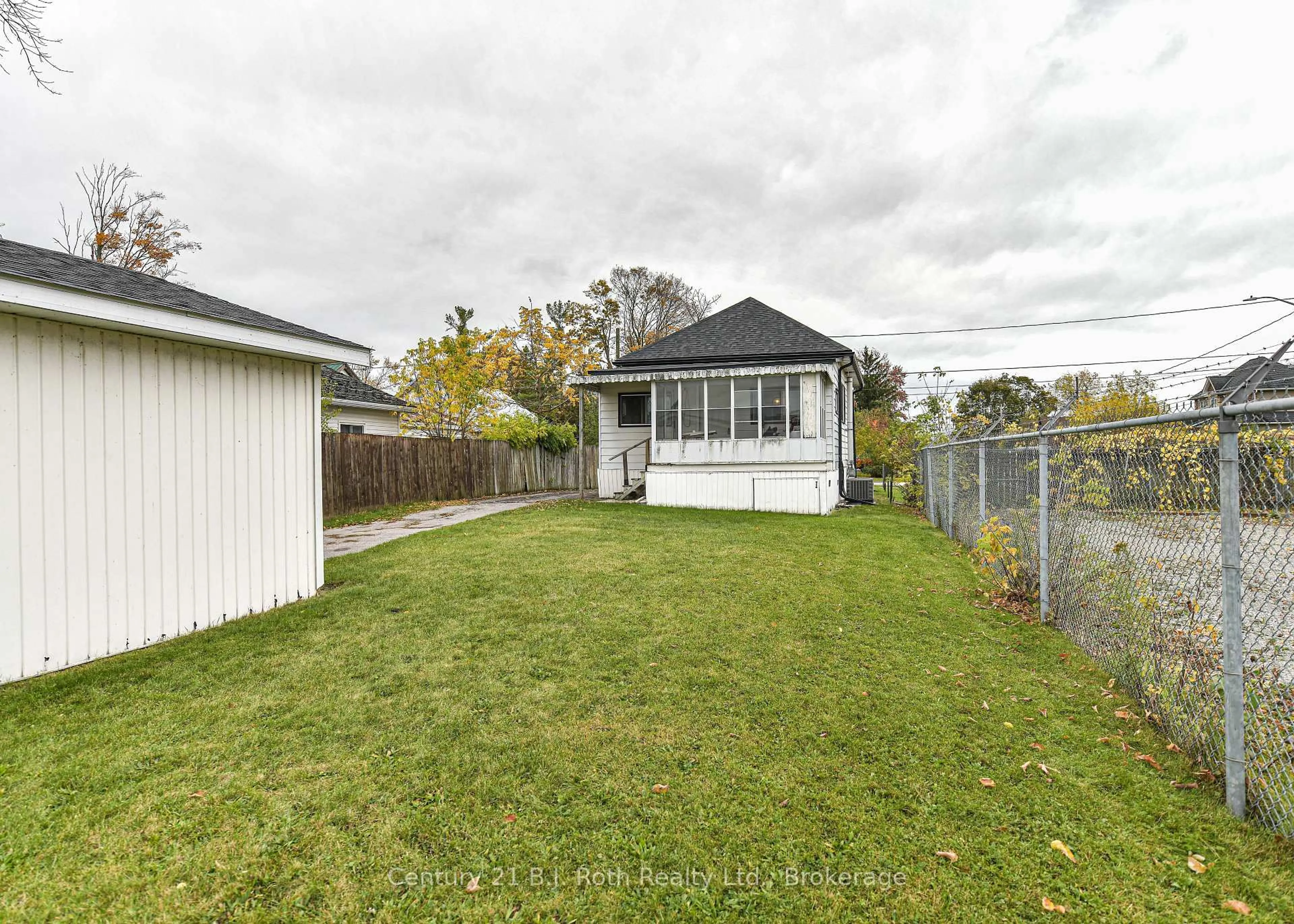 A pic from outside/outdoor area/front of a property/back of a property/a pic from drone, street for 82 Poughkeepsie St, Orillia Ontario L3V 1M8