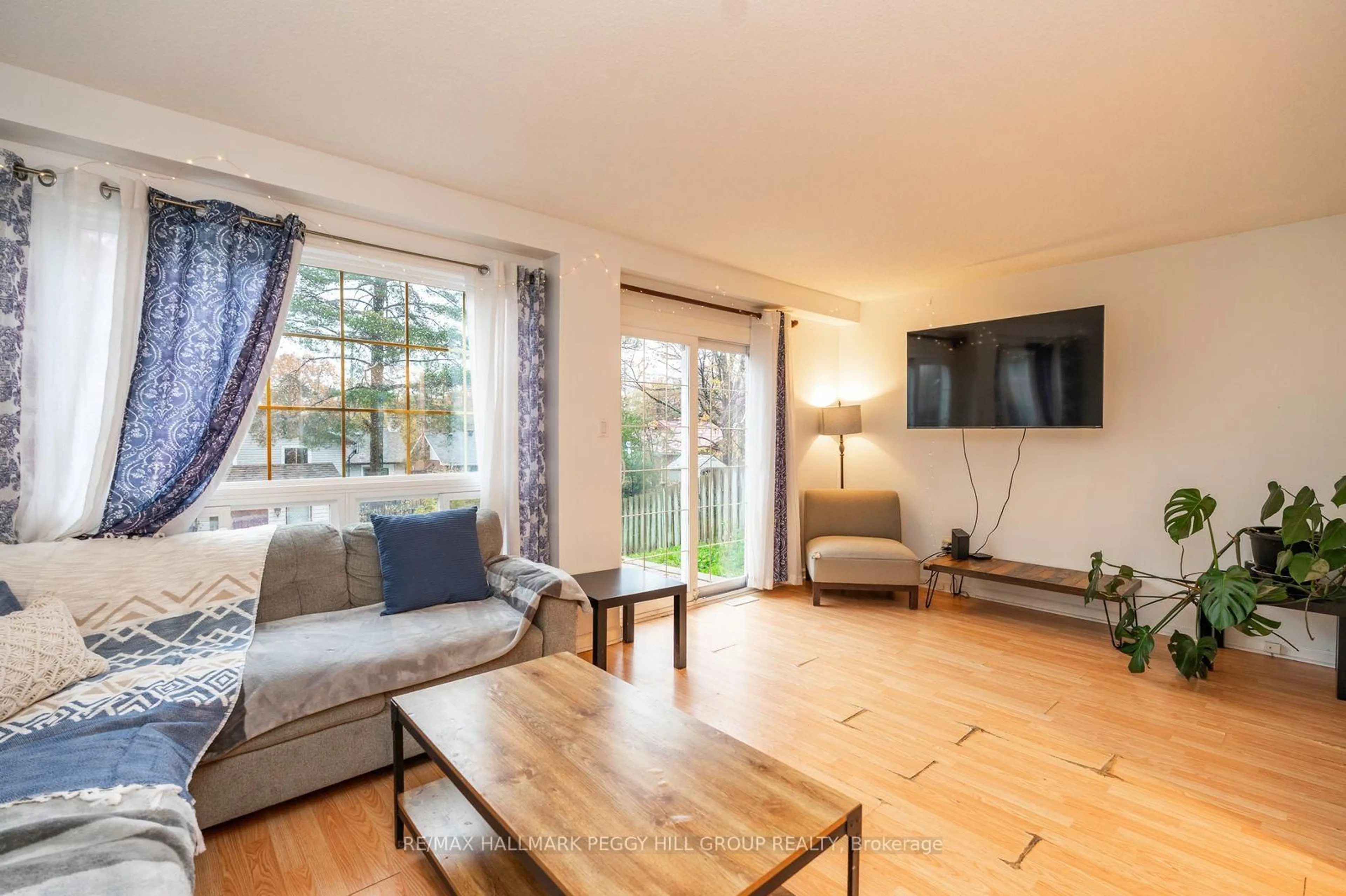 Living room with furniture, wood/laminate floor for 29 Chaucer Cres, Barrie Ontario L4N 4T8