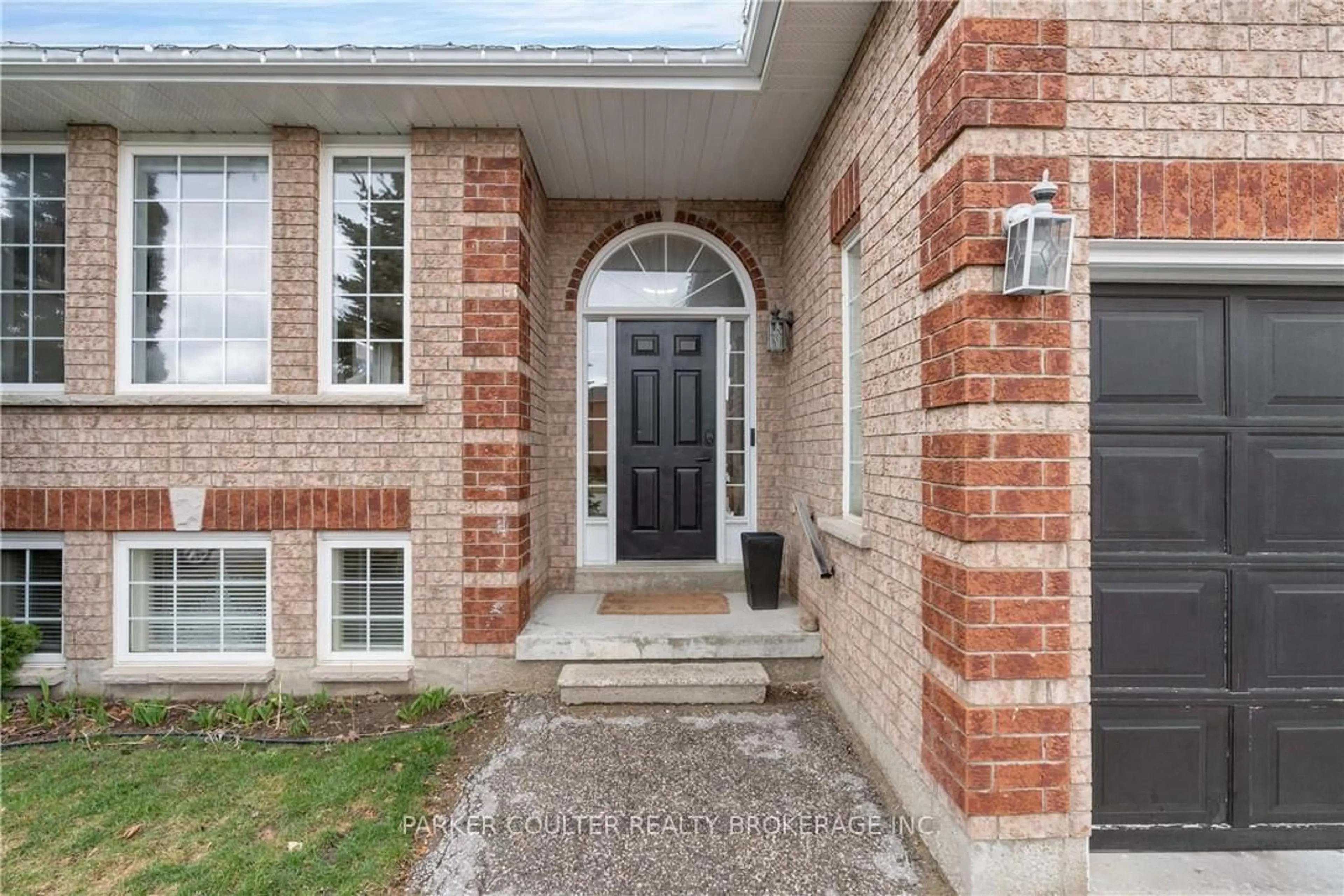 Home with brick exterior material, street for 90 Larkin Dr, Barrie Ontario L4M 7B4
