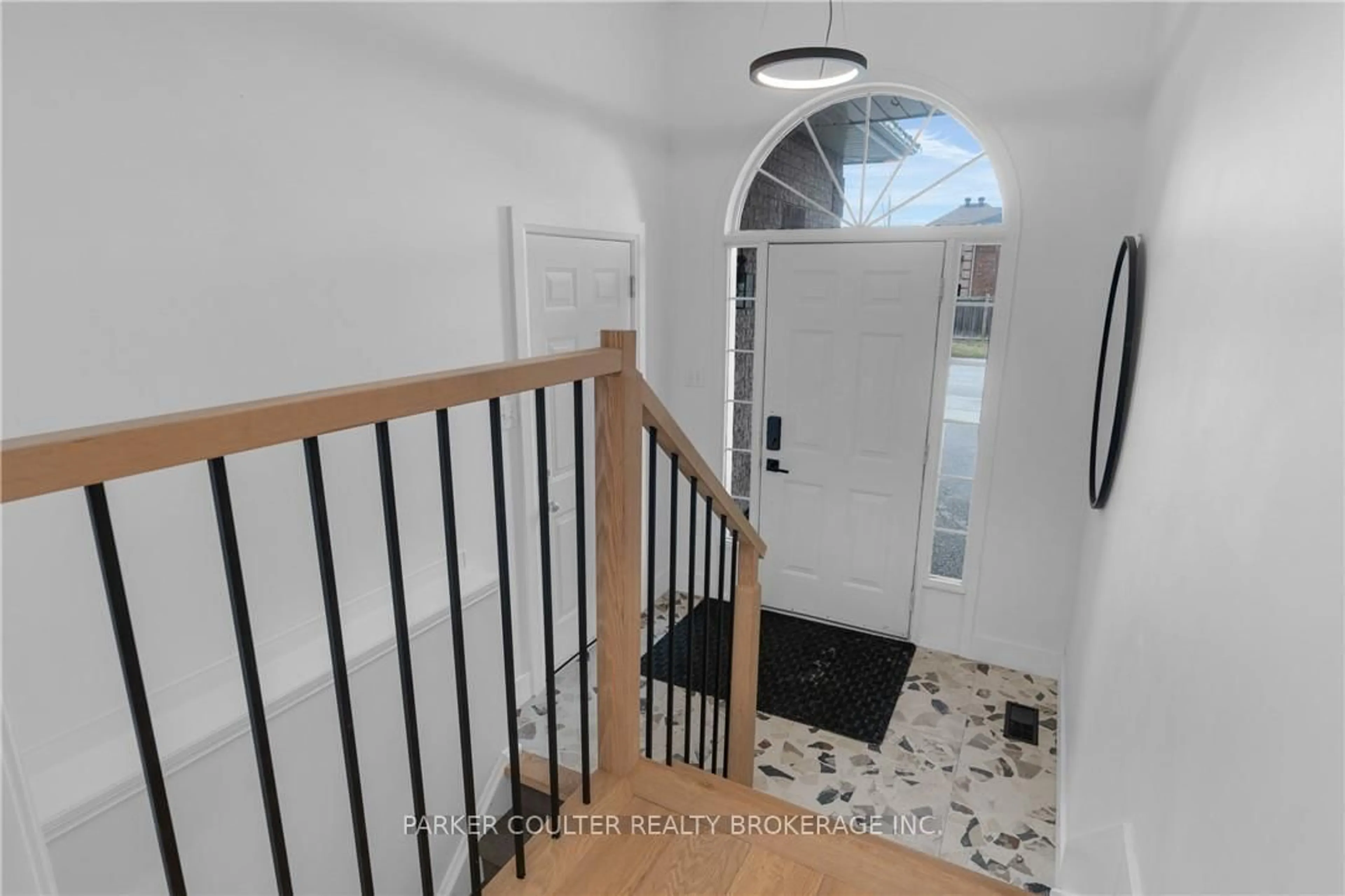 Indoor entryway for 90 Larkin Dr, Barrie Ontario L4M 7B4