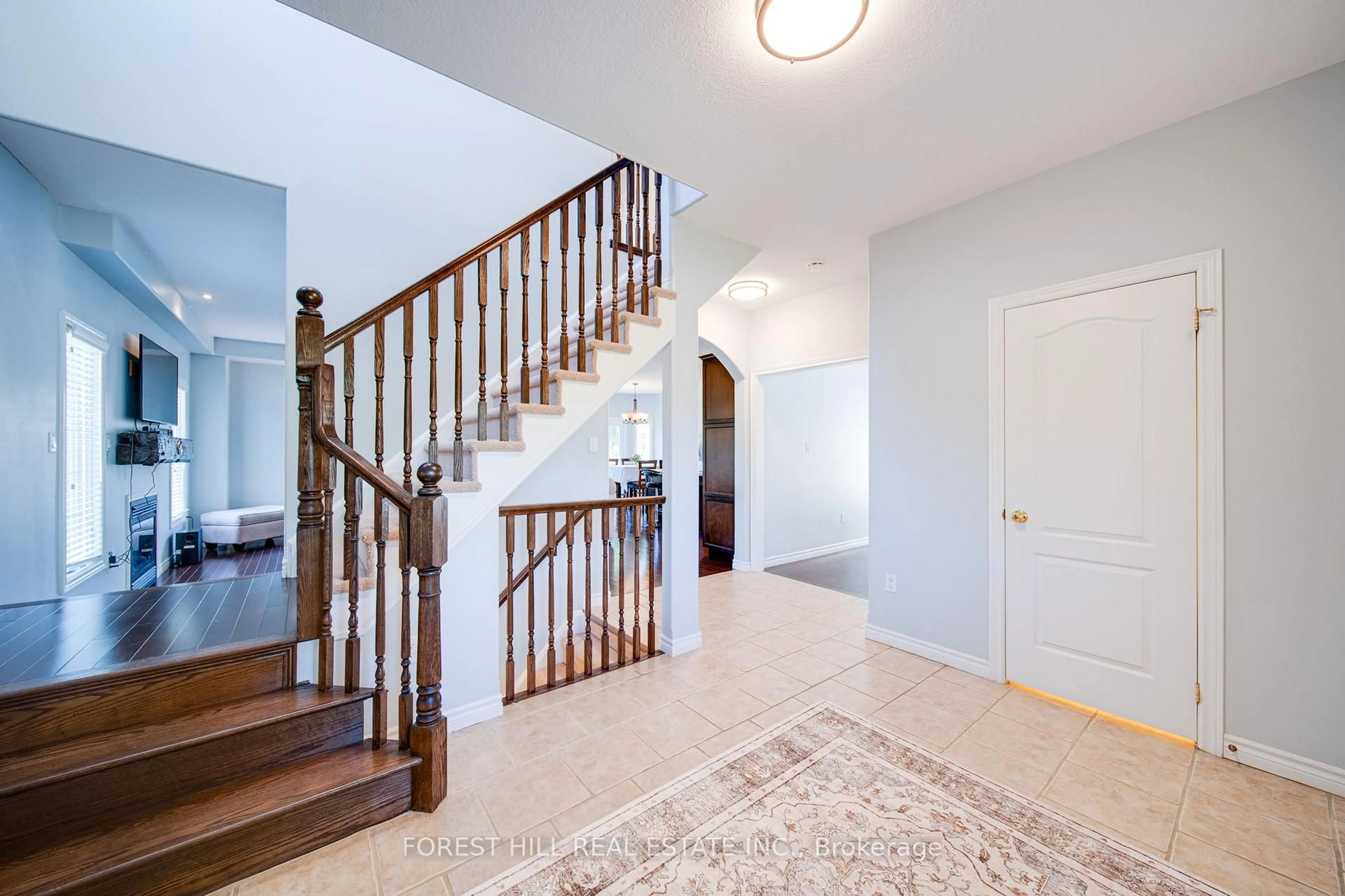 Indoor entryway for 54 Chamberlain Cres, Collingwood Ontario L9Y 0C9