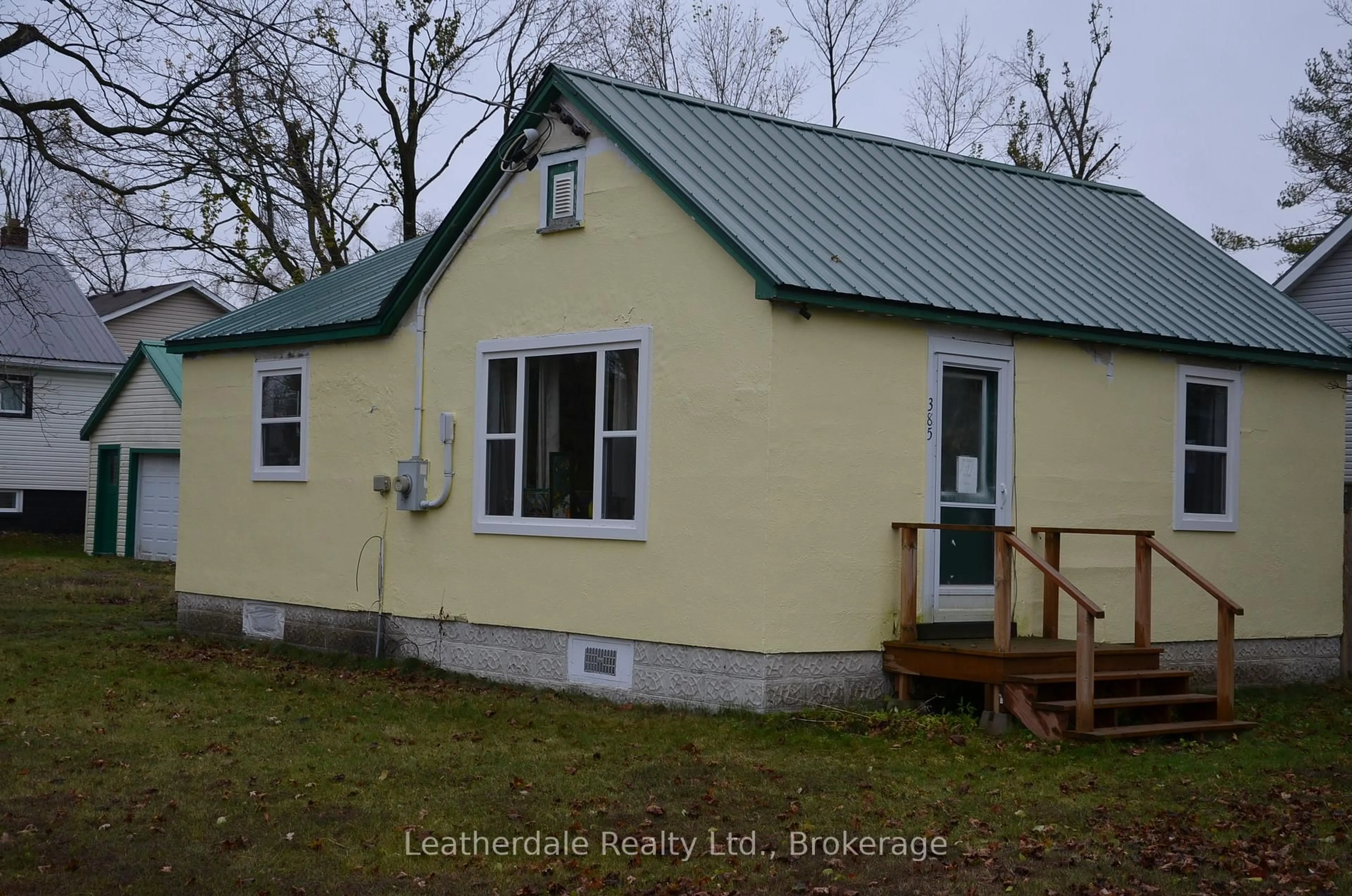 Home with vinyl exterior material, building for 385 Mary St, Orillia Ontario L3V 3G4