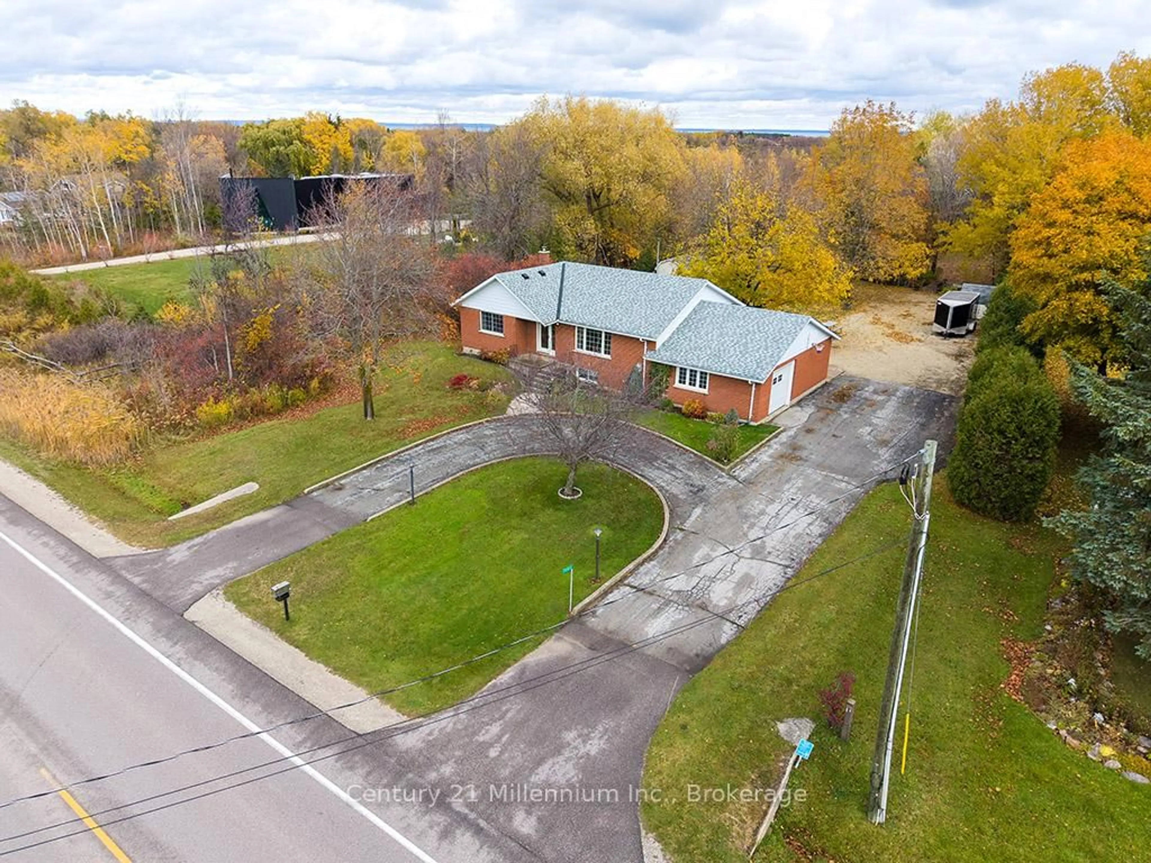 A pic from outside/outdoor area/front of a property/back of a property/a pic from drone, building for 795835 Grey 19 Rd, Collingwood Ontario L9Y 3Y9