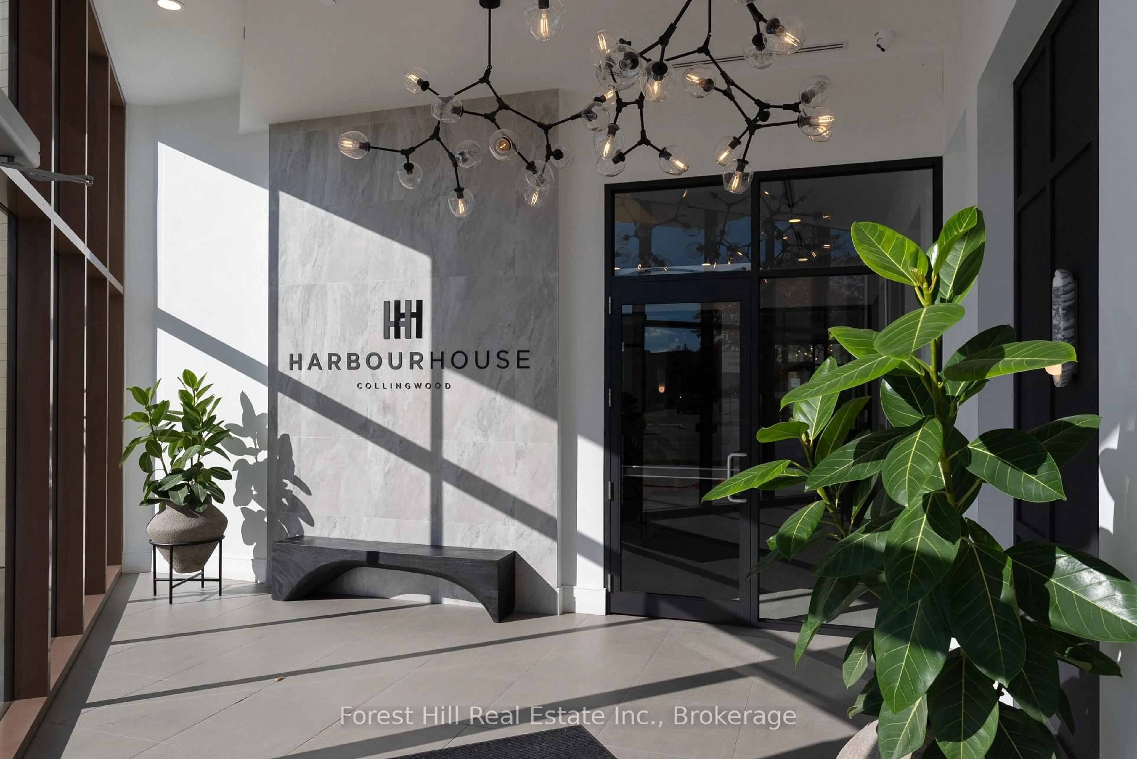 Indoor foyer for 31 Huron St #326, Collingwood Ontario L9Y 0E8